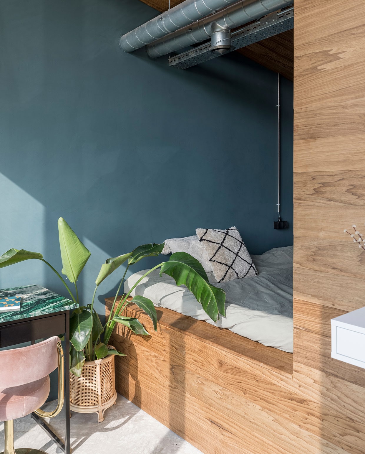 Muurverf Inchyra Blue van Farrow &amp; Ball. Bedombouw zelfgemaakt. Bureaublad van Noors kwartsiet Hafkamp Natuursteen. Bureaustoel Bestwelhip. Hoeslaken AB Småland. Zwart-wit kussen By-Boo, wit kussen H&amp;M Home.