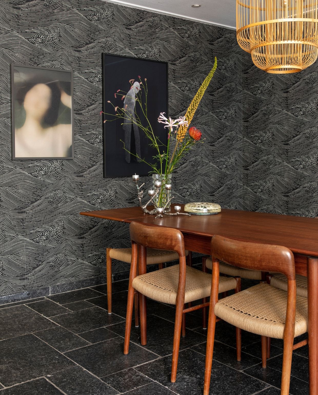 Behang Enso van Eijffinger. Eettafel en stoel vintage Niels Otto Møller. Klein onscherp kunstwerk art print van Gurilla, groot kunstwerk Studio Amber Isabel. Kandelaar Twiggy Squirrels via Pols Potten, vaas op tafel vintage, designer onbekend. Bamboe hanglamp Fine Asianliving.