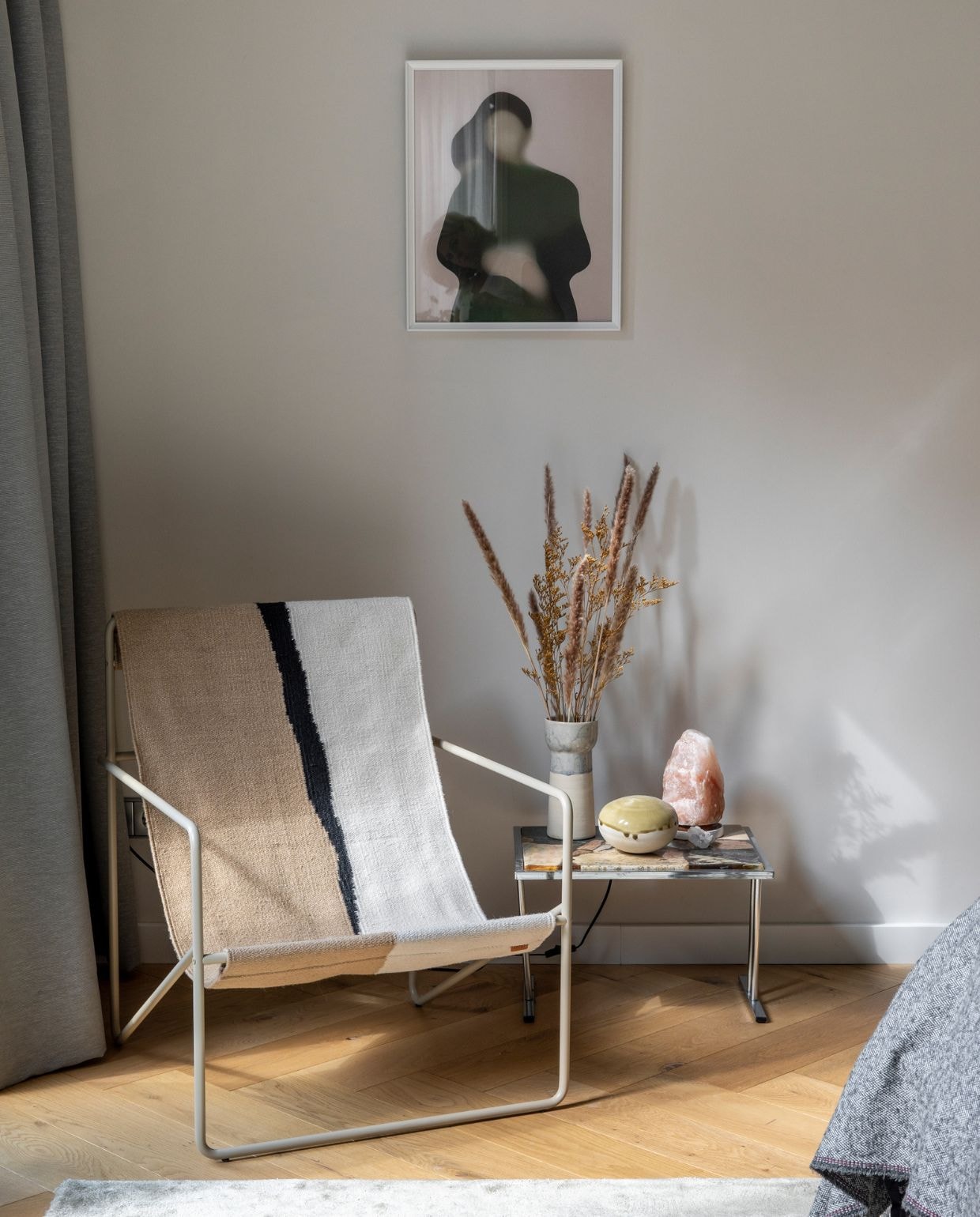 Muurverf Skimming Stone van Farrow &amp; Ball. Gordijn Ikea. Vloer blank geolied eikenparket vtwonen. Stoel Desert Chair van Ferm Living, bijzettafel vintage, designer onbekend, zoutlamp, keramiek Studio Amber Isabel. Vloerkleed Wehkamp. Kunstwerk art print van Gurilla.