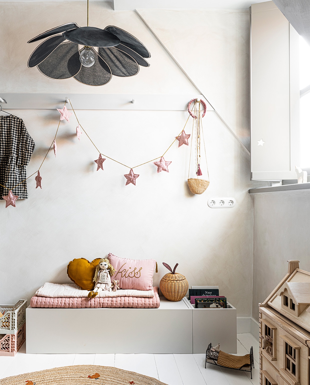 Fumée hanglamp van George Store 80 cm € 197,- (archive-store.nl). Jurkje van Repose Amsterdam € 89,-, muis Ballerina van Maileg € 17,-, vintage minibed Anthracite van Maileg € 39,50, muis in bed van Maileg € 25,- (fishonthemoon.com). Dusty Pink sterrenslinger van Numero 74 2,5 meter € 28,-, gevlochten rieten appelmandje van Ferm Living 22×28 cm (øxh) € 39,-, Dusty Pink kussen met tekst Kiss van Numero 74 30×40 cm € 32,-, meisjespop Stella van Numero 74 € 67,-, goudkleurig hartkussen van Numero 74 € 20,-, dusty pink quilt Tatami van Numero 74 65×110 cm € 90,-, deken in kleur Powder van Numero 74 80×110 cm € 52,-, Victorian dollhouse van Plan Toys 73x32x64 cm (hxdxb) € 229,- (lidor.nl). Kratjes in light grey en warm taupe € 15,- (thefinestore.com). Kettingen vanaf € 24,95 (abeautifulstory.nl). Rond juten vloerkleed met kleine kipprint 140 cm € 69,99 (zarahome.com). Kleur verf van bankje en kapstok is Coffee Cream (pure-orginal.nl). Kleur verf kozijn en luiken Rolling Fog 143 (littlegreene.nl). Muurverf Witch Hazel (bauwerkcolour.com). Boeken vanaf € 18,- (roodbeen.nl).