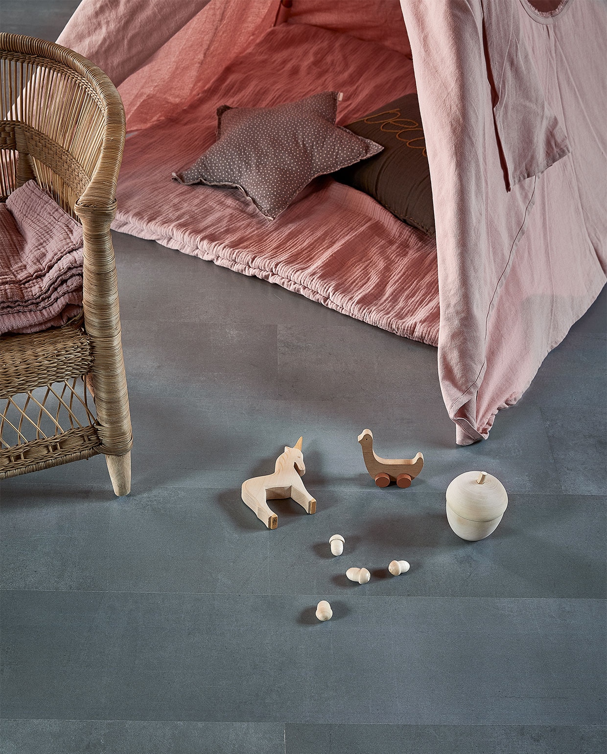 Vloer laminaat uit de vtwonen collectie. Tipi tent (lidor.nl). Gevlochten kinderstoel (archive-store.nl). Houten speelgoed (houtendiershop.com)