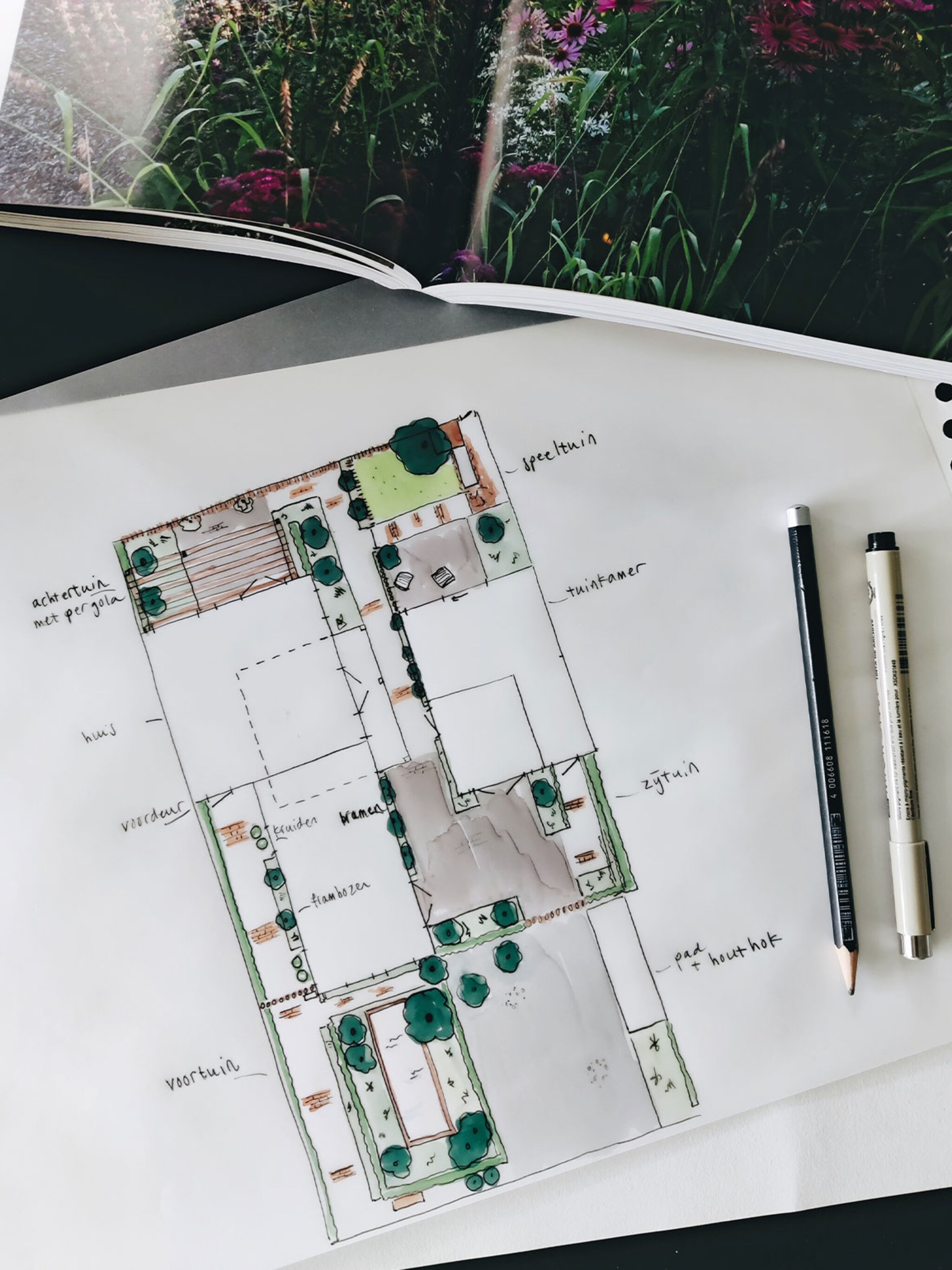 buitenkijken bij de vrijstaande woning van tuinexperts vivian en mark