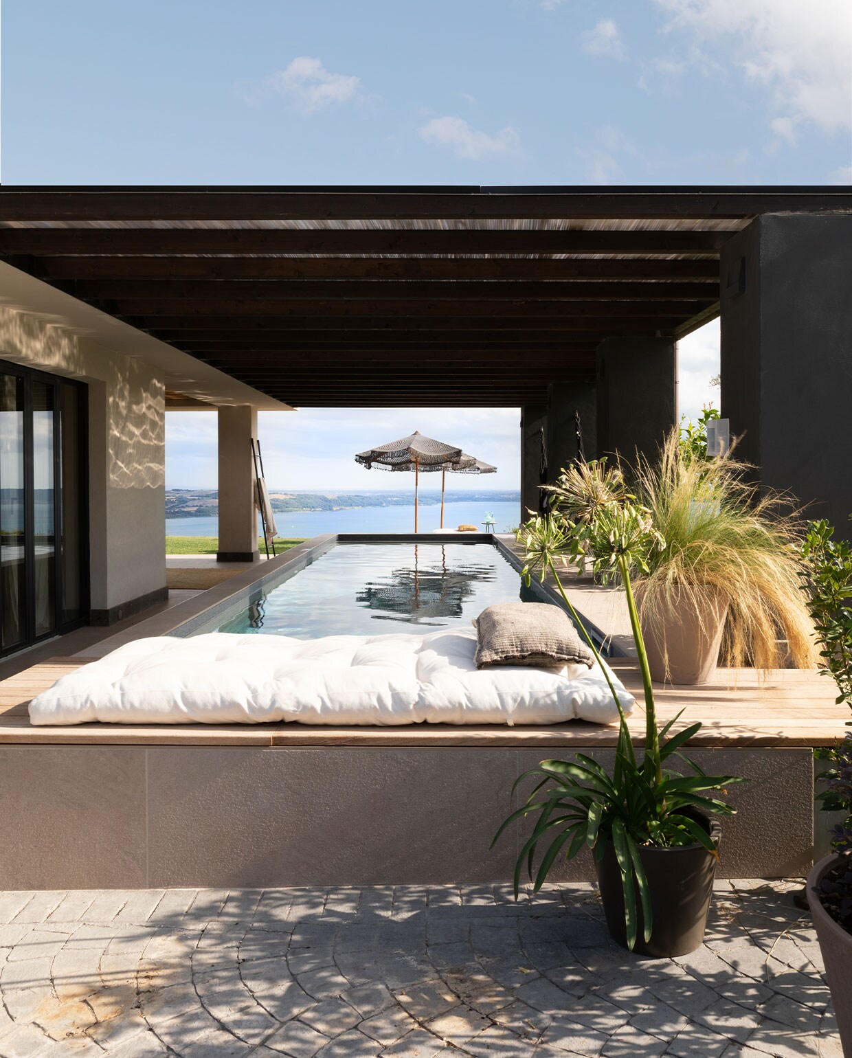 Relaxplek bij het zoutwaterzwembad met het spectaculaire uitzicht op Lago di Bracciano.