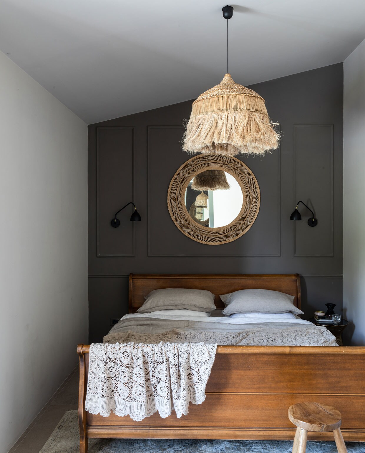 Carmens kamer. Bed van ouders geweest. Handgemaakte sprei van Anna’s moeder. Beddengoed Arte Pura. Spiegel Maisons du Monde. Hanglamp Aloha van Westwing. Wandlampen Valencia van Markslöjd. Overig onbekend.