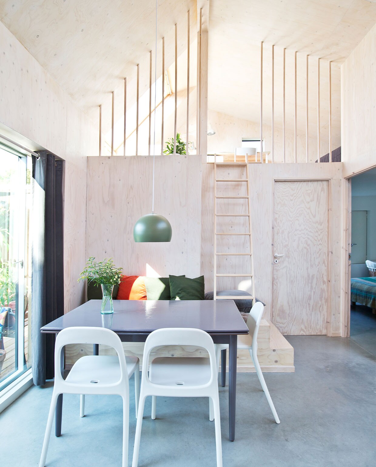 Eettafel kringloop, hanglamp Bolia. Stoelen, kussens gordijn Ikea. Vaas Iittala, ladder Trævarefabrikernes Udsalg. Houten podium en wand eigen ontwerp.