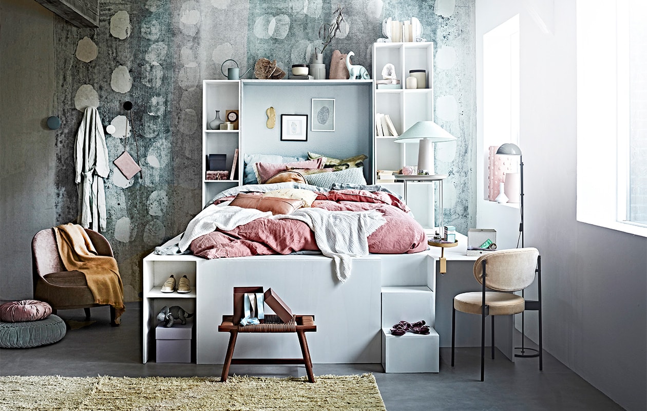 Behang Skil op maat, kleur WDSK1801 per m² € 110,- (wallanddeco.com). Novilon-vloer in de kleur Zand, 140 cm breed per m² € 27,25 (vtwonen.nl). Kamerscherm van ontwerper Edward van Vliet met garderoberek € 4598,-, haken vanaf € 53,-, kleerhangers per stuk € 57,- (gardelux.nl). Stof van Osborne &amp; Little per meter € 182,60 (wva.nl). Hanger met halfedel­stenen van Meker Wonen € 195,- (brechtmurre­- ­atelier.nl). Roze lampenkap € 79,95 op voet van witte lamp € 279,95, rond kleed € 195,- (loods5). Bord € 23,90, waxinelicht- houder € 7,50 (vtwonen.nl). Kleding­hanger € 4,95, sloffen € 35,99 (zarahome.nl). Groene fauteuil € 1950,-, roze kussens per stuk € 190,-, marmeren opbergers prijs op aanvraag, ecru bank € 1653,- (covanderhorstnl). Rugtas € 299,- (pucbag.nl). Schijven agaat op standaard € 55,- en € 150,- (taxidermyamsterdam.nl). Blauwe badjas € 39,99, Set make-up­kwasten € 17,99, beige schoenen (hm.com). Op de bank: opbergdoos € 109,-(maisonnl.com). Bijouteriedoos met spiegel € 47,95 (vtwonen.be). Beha’s (maisonnl.com).