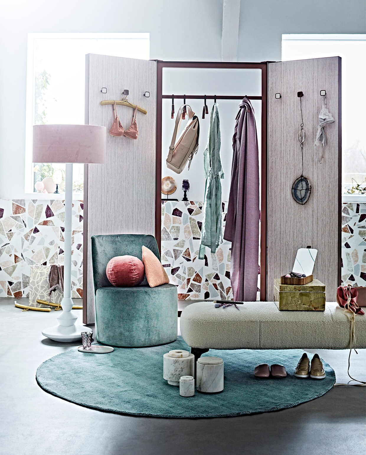 Behang Skil op maat, kleur WDSK1801 per m² € 110,- (wallanddeco.com). Novilon-vloer in de kleur Zand, 140 cm breed per m² € 27,25 (vtwonen.be). Kamerscherm van ontwerper Edward van Vliet met garderoberek € 4598,-, haken vanaf € 53,-, kleerhangers per stuk € 57,- (gardelux.nl). Stof van Osborne &amp; Little per meter € 182,60 (wva.nl). Hanger met halfedel­stenen van Meker Wonen € 195,- (brechtmurre­- ­atelier.nl). Roze lampenkap € 79,95 op voet van witte lamp € 279,95, rond kleed € 195,- (loods5). Bord € 23,90, waxinelicht- houder € 7,50 (vtwonen.be). Kleding­hanger € 4,95, sloffen € 35,99 (zarahome.nl). Groene fauteuil € 1950,-, roze kussens per stuk € 190,-, marmeren opbergers prijs op aanvraag, ecru bank € 1653,- (covanderhorstnl). Rugtas € 299,- (pucbag.nl). Schijven agaat op standaard € 55,- en € 150,- (taxidermyamsterdam.nl). Blauwe badjas € 39,99, Set make-up­kwasten € 17,99, beige schoenen (hm.com). Op de bank: opbergdoos € 109,-(maisonnl.com). Bijouteriedoos met spiegel € 47,95 (vtwonen.be). Beha’s (maisonnl.com).