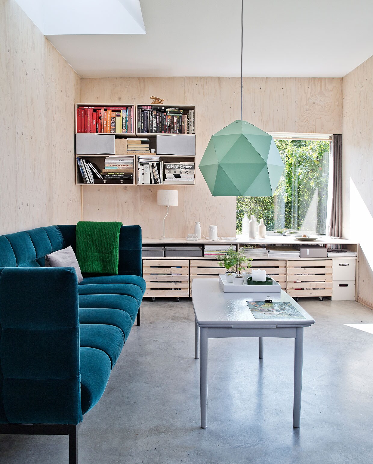 Bank Aura van Bolia. Kussens, plaid, hanglamp, gordijn en speakers Ikea. Salontafel kringloop, dressoir en boekenkast eigen ontwerp. Woonaccessoires en serviesgoed gevonden in kringloop- en brocantewinkels. Opbergdozen Trævarefabrikernes Udsalg.
