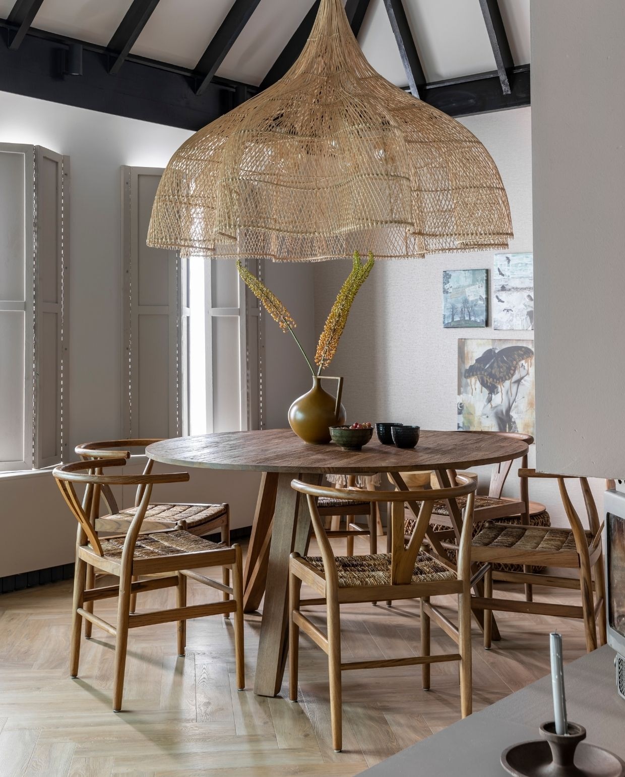 Kleur op de muren Flexa. Behang Artifact 312451 Eijffinger. Hanglamp The Whipped Bazar Bizar. Eettafel Artisan van dBodhi Eijerkamp. Eetkamerstoelen Twin van dBodhi Eijerkamp. Kan en schaaltjes van HKliving vtwonen. Salontafelset Knut dBodhi. Kruk Macrame Mica Decorations. Kruk Bikkel van Woood vtwonen. Kruk hout Bink vtwonen. Krukjes met konijn oren van Duverger vtwonen. Etui vtwonen. Wandrolhouder met papier vtwonen. Overig privébezit.