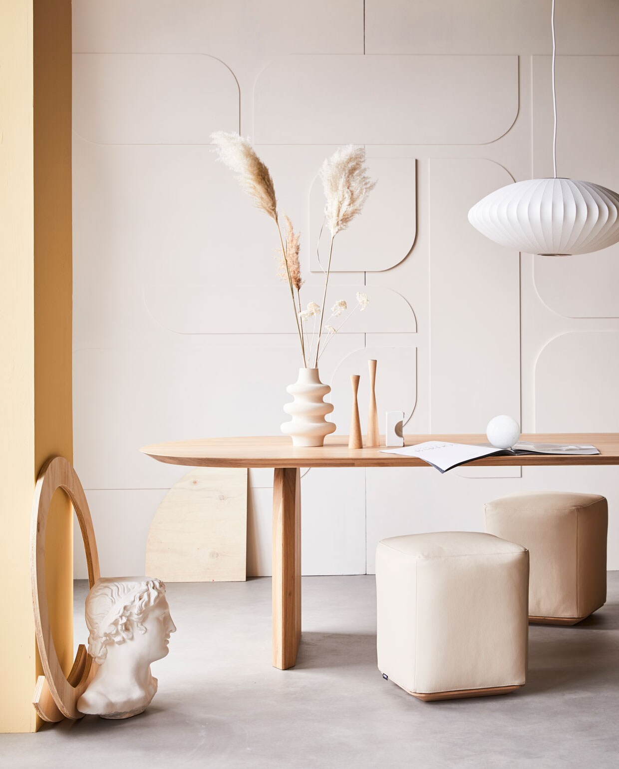 Muurverf Linen (wand) van vtwonen, per liter € 20,99, per 2,5 liter € 35,49. M.m.v. studio-henk.nl (leren poefs Otto, eettafel Slot), vtwonen.be (hanglamp Nelson Saucer Bubble van Hay), hm.com (vaas), restored.nl (kandelaars), hkliving.nl (gipsen hoofd). Overig privébezit.
