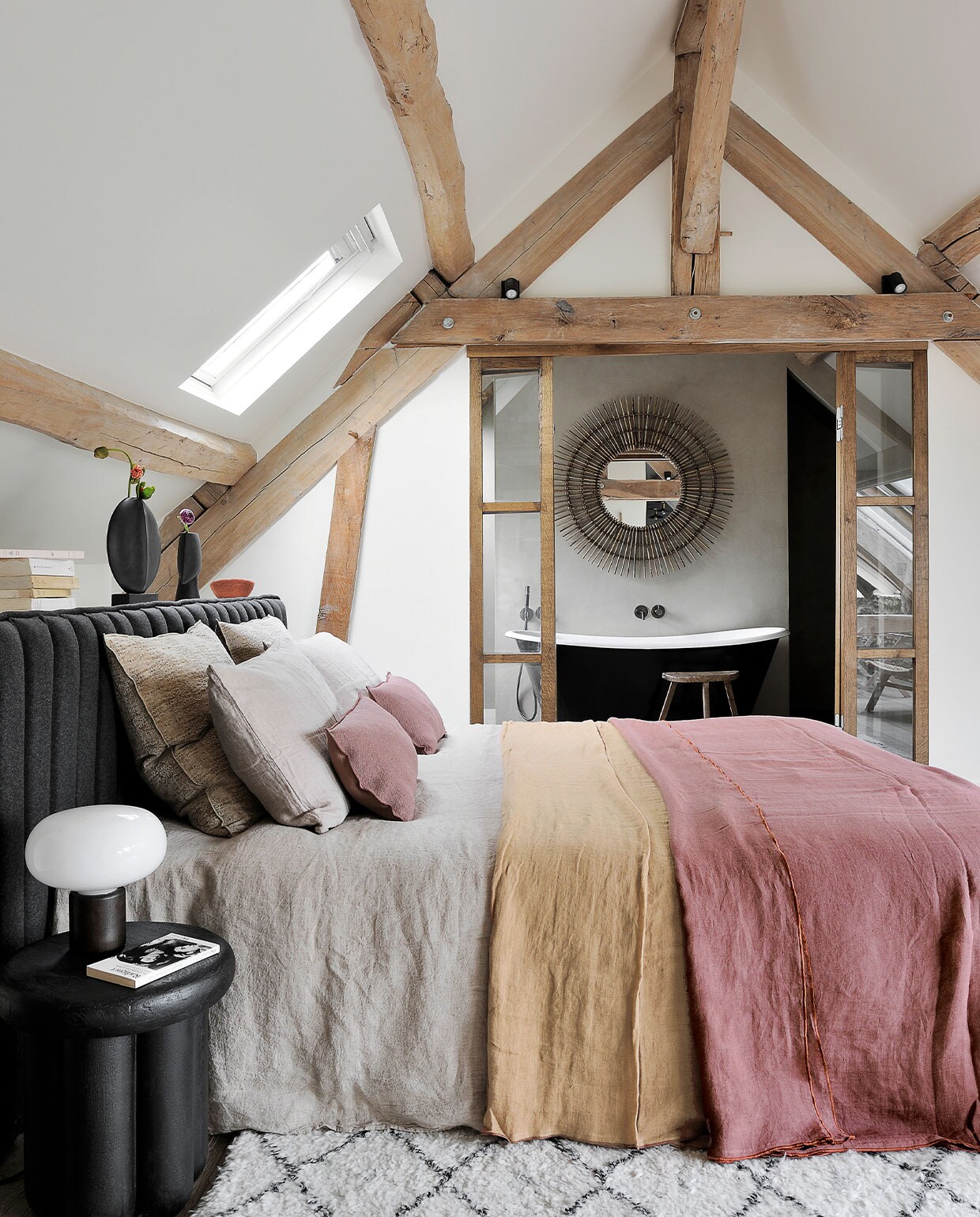 Bedhoofd Boudoir Habitat. Bedlinnen en kussens Maison de Vacances. Bijzettafel Phant House Doctor. Tafellamp Karl-Johan New Works. Vaas 101 Copenhagen. Vilten kom Muskhane. Vloerkleed tweedehands. Oud bad Coventry Le Monde du Bain. Spiegel Soleil Decoclico.