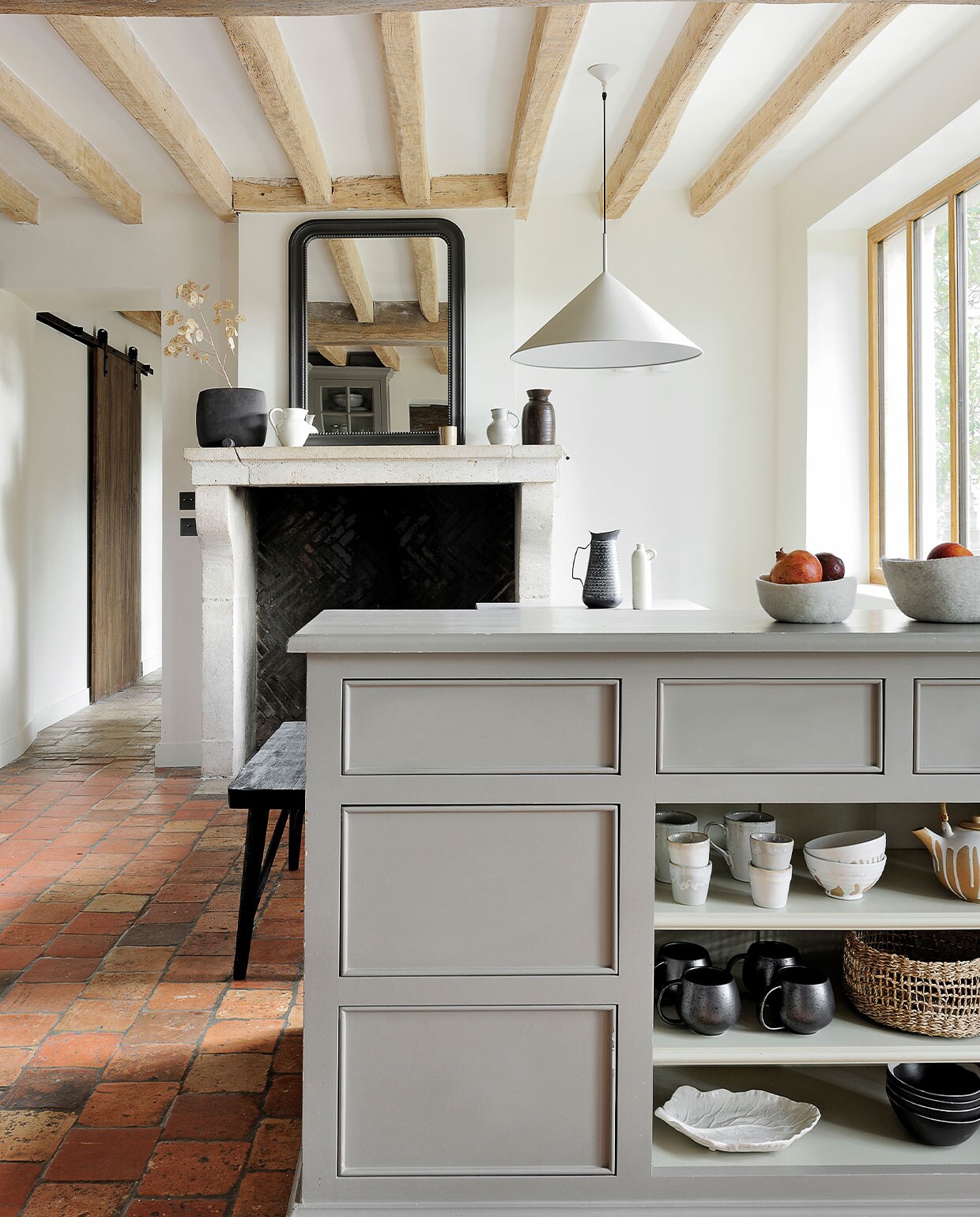Keuken op maat gemaakt en geverfd in Manor House Gray van Farrow &amp; Ball. Vilten kommen Mushkane. Overig onbekend.