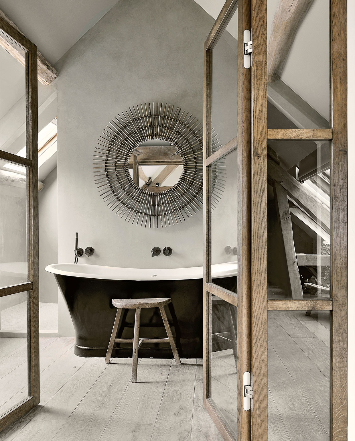 Oud bad Coventry Le Monde du Bain. Kranen Hot Bath. Kruk via Etsy. Spiegel Soleil Decoclico.