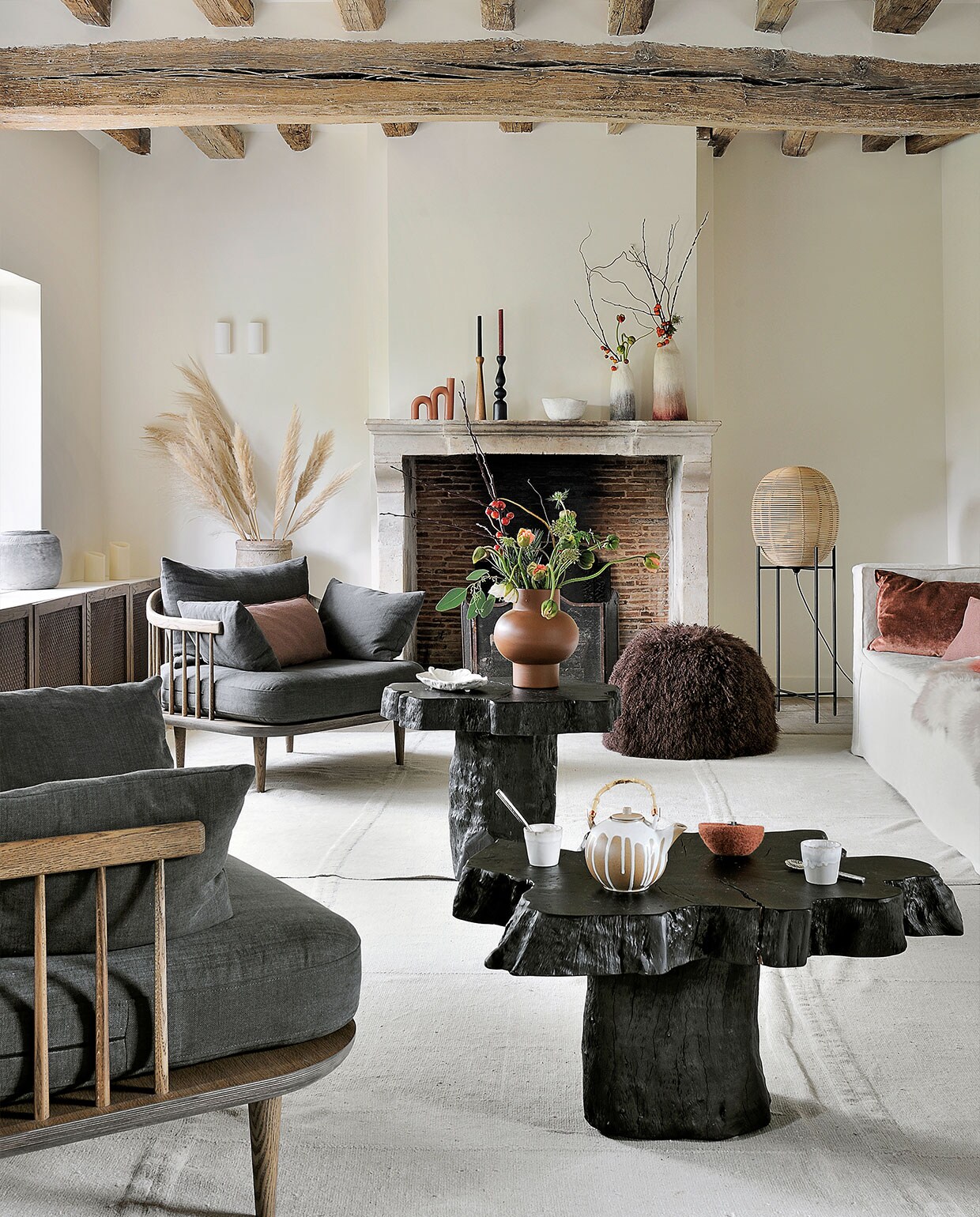 Fauteuils Fly Space Copenhagen voor &amp;Tradition. Bijzettafels Opiki AM.PM. Poef Bulle Maison de Vacances. Vloerlamp Sari Vincent Sheppard. Vaas Bulbe en kandelaren Kinta Atelier Germain. Theepot, mokjes, kom en boogkaars Fleux. Vloerkleden HKliving. Vilten kom en hoge vazen Muskhane. Overig onbekend.