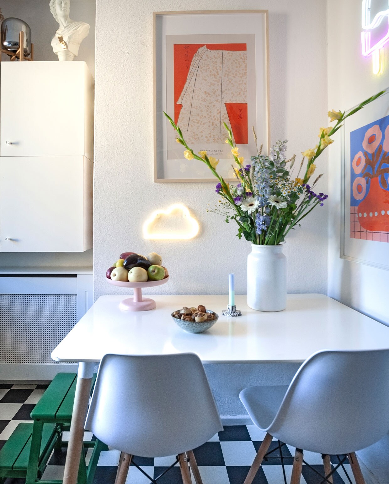 Tafel en stoelen Home24, Wandneons Amazon. Overig onbekend.