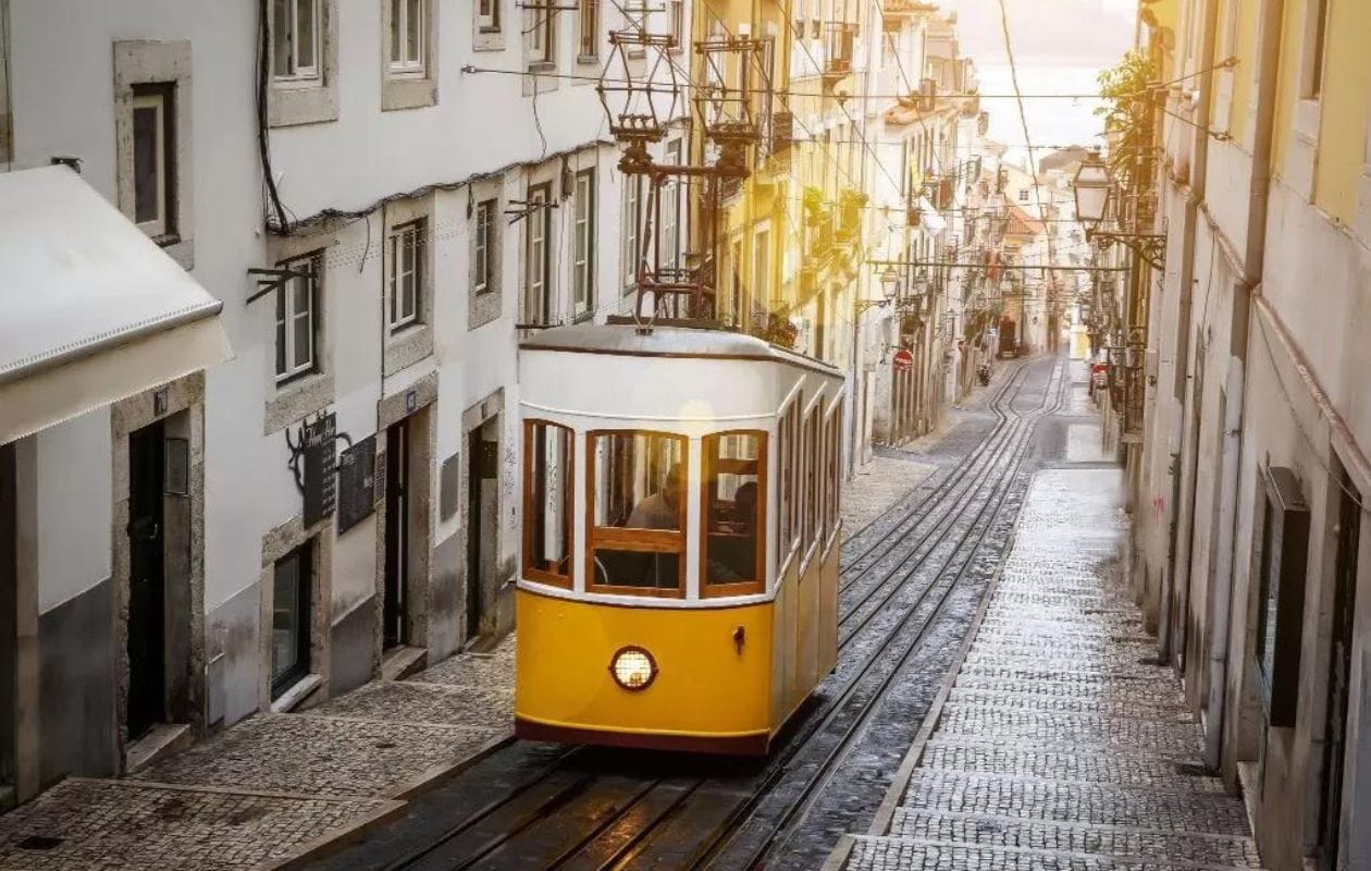 Tram 28 via