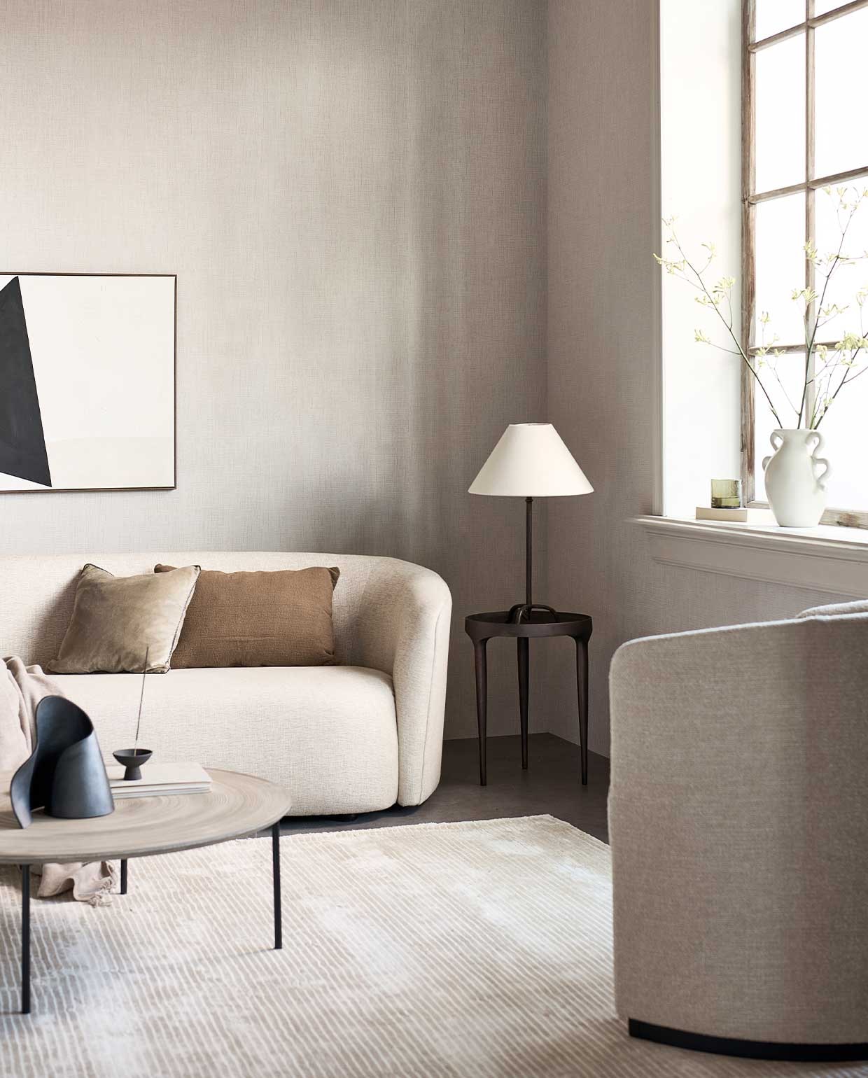 Behang Linnen Gold, 52 cm breed, rol van 10 meter €29,99. M.m.v. pure-original.nl (lakverf Fresco in kleur Olf Flax), loods5 (bank van Ethnicraft, bijzettafel), vtwonen.be (vloerkleed van HKliving, zwarte tafellamp van Ferm Living, vaas van Ferm Living), mooswillemsen.com (schilderij), sissy-boy.com (plaid), zarahome.com (tafellamp witte kap, waterglas), homestede.nl (salontafel), paviljoennoord.com (kussens), letoile.store (wierookhouder), designtales.nl (fauteuil). Overig privébezit.