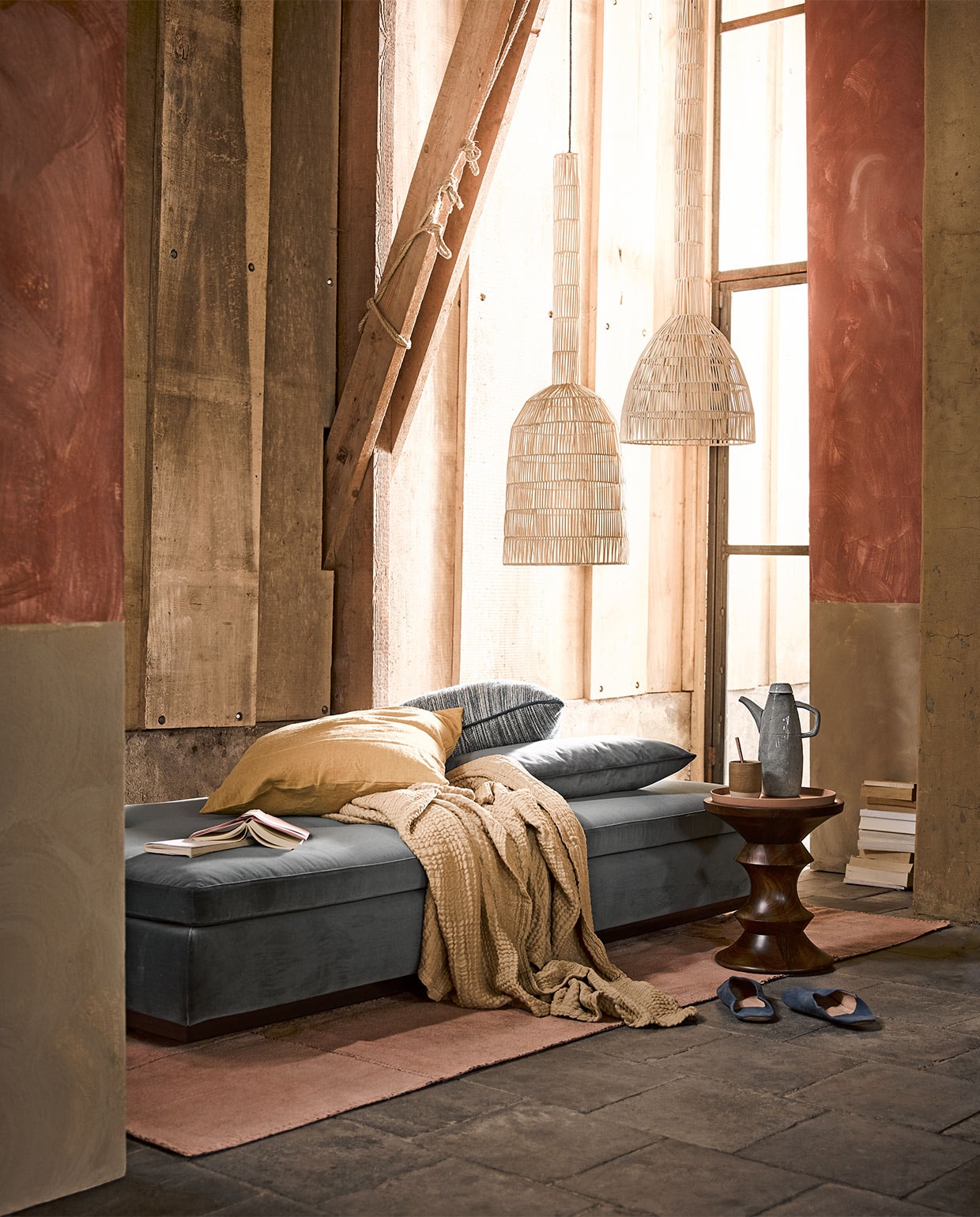 Verfkleur roze Bracken per liter € 35,- verfkleur beige Drift per liter € 35,- (bauwerk.com.au). Daybed € 3785,- (covanderhorst.nl). Hanglamp vanaf € 399,-, roze vloerkleed, 250×175 cm € 1195,-, kussen blauw met streep hoort bij een stoel € 650,- (couleurlocale.eu). Kruk Model C van Charles en Ray Eames voor Vitra, massief notenhout € 1310,- (mobilia.nl). Plaid geel 148,-, kussenhoes geel, 60×60 cm € 60,- (tinekhome.com). Notitieboeken van About Blanks € 22,50 (maisonnl.com). Sloffen prijs op aanvraag (householdhardware.nl). Houten lepel € 7,99 (hm.com). Theepot blauw € 54,50 (loods5.nl). Kop bruin met beige € 27,- (annemiekebootsceramics.nl). Blauw kussen € 39,- (fonq.nl). Oranje bord van HK Living € 26,95 (livingandcompany.com).
