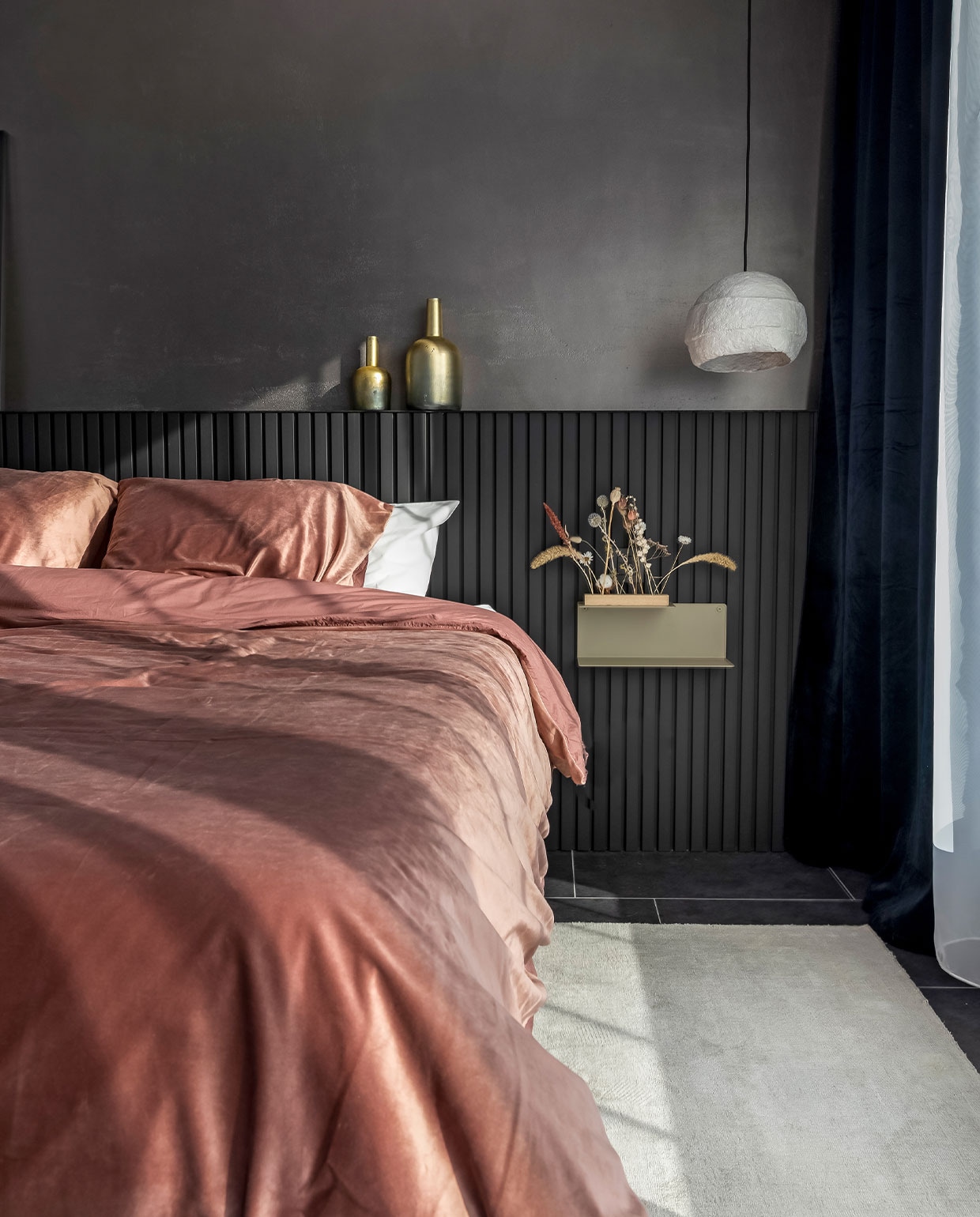 Metallic verf kleur Buckle Up Flexa. Lambrisering Maestro. Gouden vazen Floralux. Gordijnen en beddengoed Westwing. Wandplank Fink. Vloerkleed Benuta. Overig onbekend.