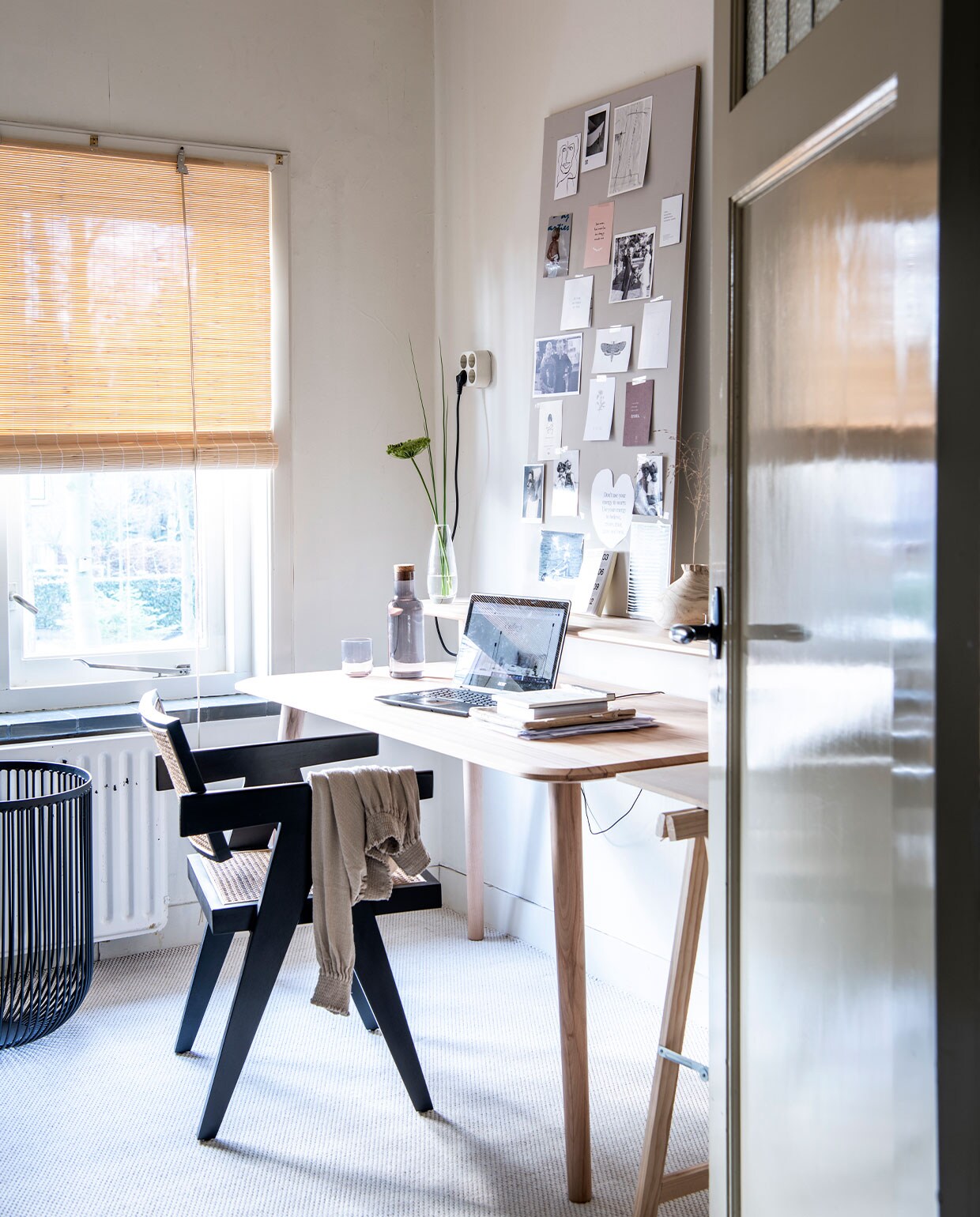Bureau De Machinekamer, stoel Pierre Jeanneret, houten vaas rechts Karwei. Overig onbekend.