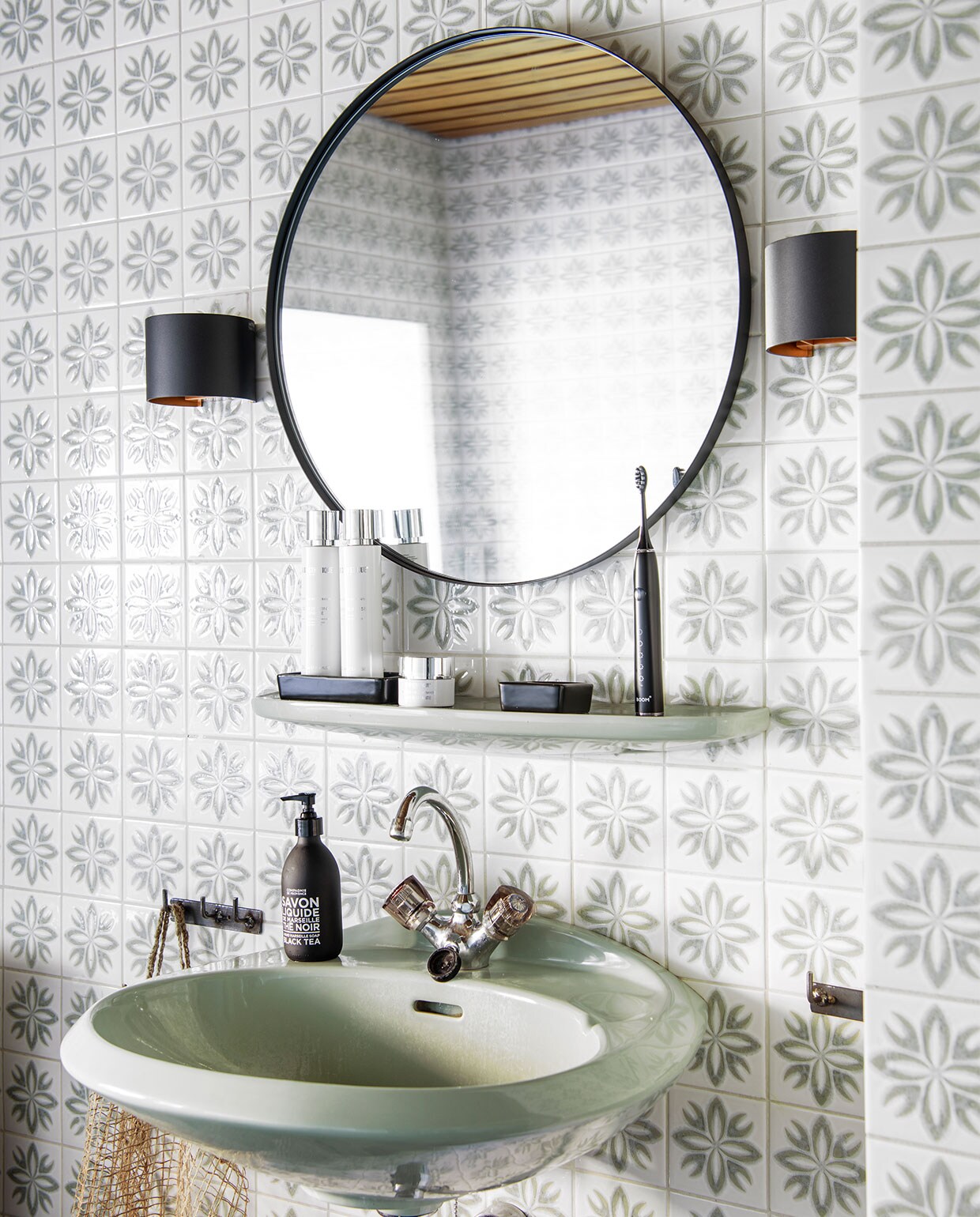 Tegels en sanitair zaten al in de pastorie. Spiegel en wandlampen Ikea. Schoonheidsproducten La Biosthétique via Puur Stijl Soest. Zwarte bakjes Bowl and Dishes via Passie Wonen Soest.