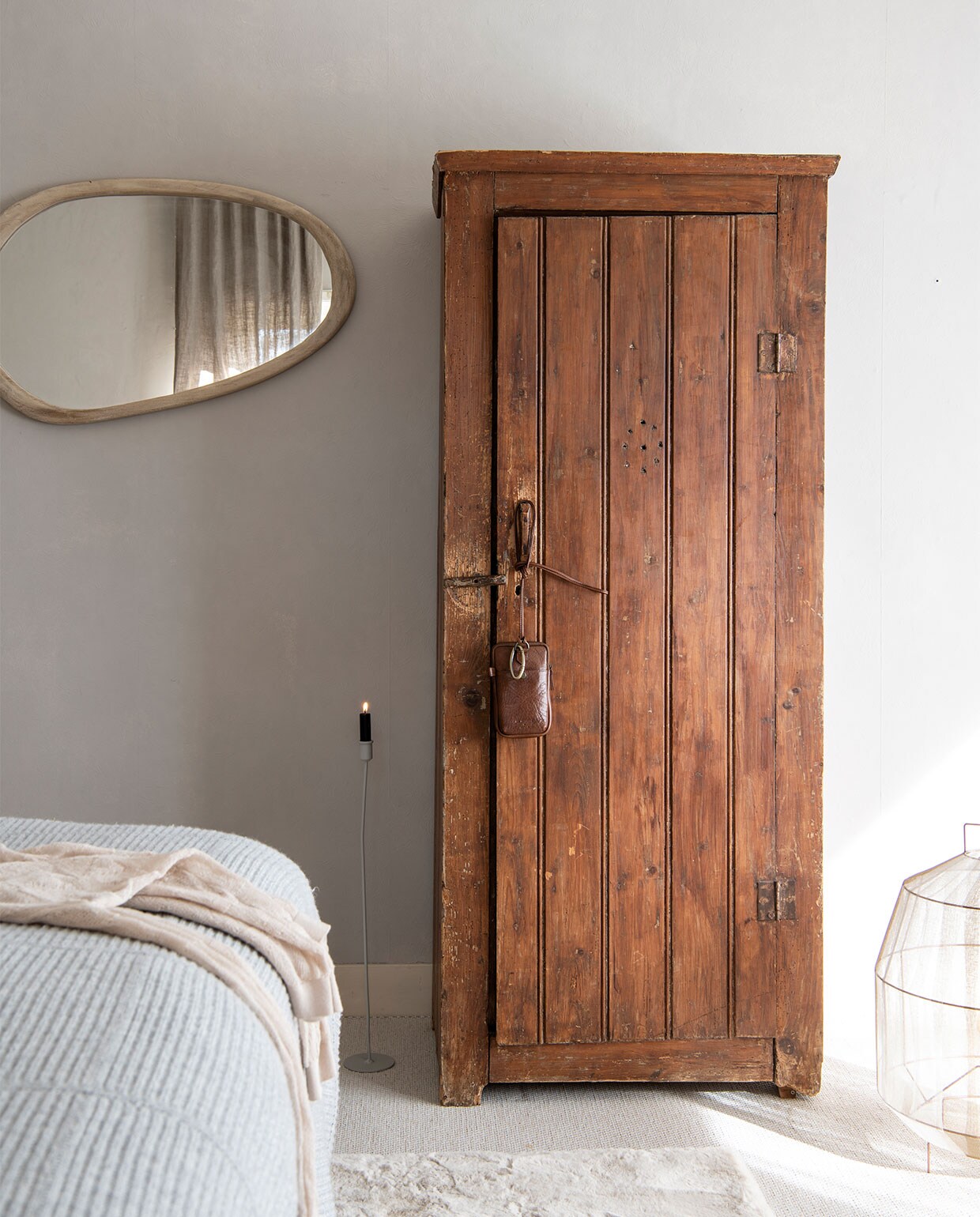 Muurverf Sikkens in RAL7044, mat. Kandelaar K’willeminhuis. Vloerkleed Naduvi. Spiegel Conceptstore Vandaag. Lamp Trapèze in gold-white Anne-Marie Wonen. Telefoontasje Bea Mombaers voor Serax. Trui Alchemist via Antraciet Leiden.