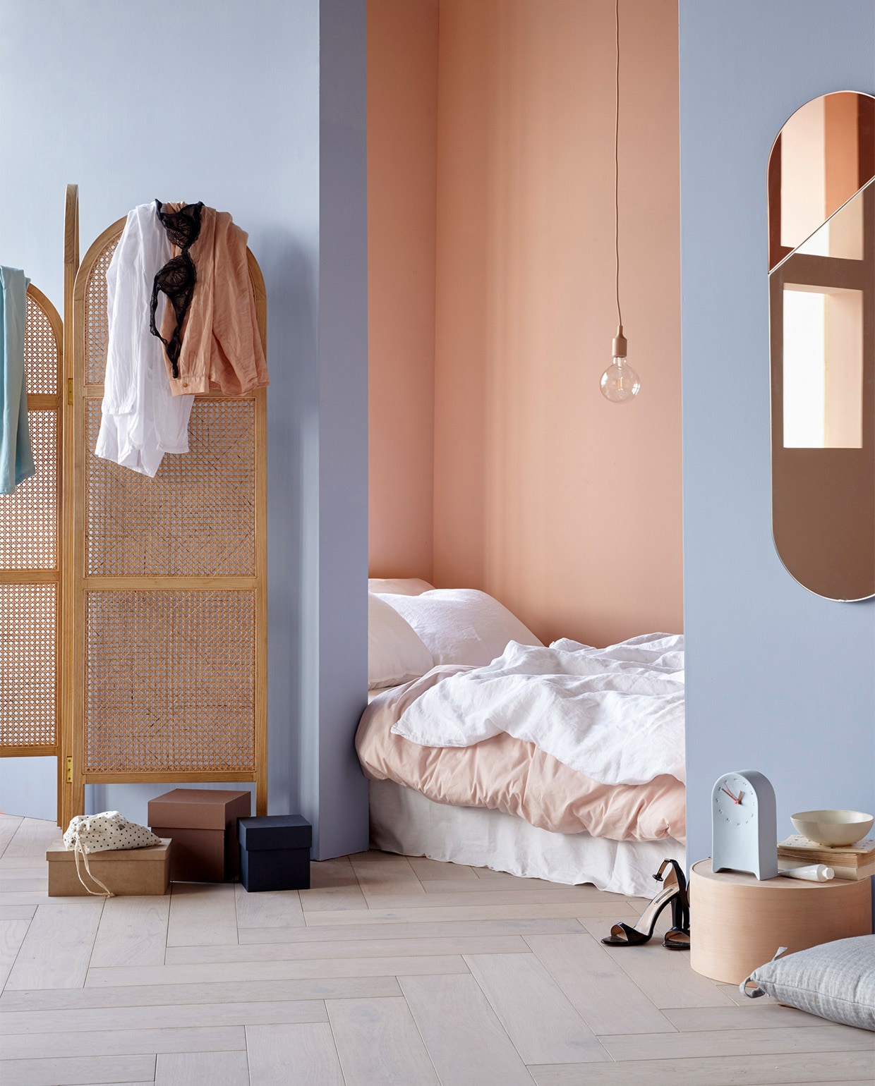 Muurverf op de voorste wand Teder, achterwand Vla van HistorOne, per liter vanaf € 30,95 (deruverfenbehang.nl). Parket visgraat eiken wit geolied van vtwonen, breedte plank 15 cm, per m² € 69,95 (karwei.nl). Roze hanglamp € 69,- (vtwonen.nl). Kamerscherm € 449,-, spiegel € 174,95 (hkliving.nl). Kleding vanaf € 54,95 (paviljoennoord.com). Donkerroze en blauwe doos, set van vier € 45,-, houten hoedendoos € 130,- (loods5.nl/design). Roze katoenen dekbedovertrek met kussensloop € 39,95, wit linnen dekbedovertrek met kussensloop € 99,-, wit hoeslaken € 14,99, zandkleurige kom € 7,99 (hm.com). Lichtblauwe klok van keramiek € 89,- (studioharmenelke.nl). Tube handcrème € 15,05, lichtblauw kussen met strikken € 45,- (loods5.nl). Overig privébezit.