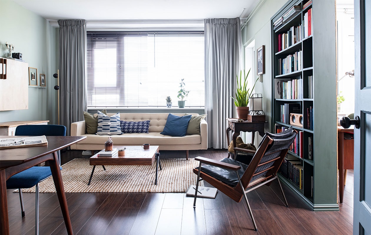 Vloer Ikea, muurverf Mizzle van Farrow &amp; Ball. Eettafel cadeau, eettafel­stoelen Gispen, vloerkleed Zara Home, televisiekast zelfgemaakt met grepen van Woodchuck, kast en kandelaar vintage, karaf erfstuk, kom souvenir, ingelijste mezzotint van Sjoerd Tegelaers. Bank Loods 5, effen kussens H&amp;M Home, kussens met prints Sissy-Boy Homeland. Vloerlamp Leen Bakker, bijzettafel cadeau, vazen en pot op bijzettafel erfstukken, koffietafelboeken Thank you so much. It was awful van Guy Vording, New York van Hannibal Books, Most People Are Idiots van Guy Vording. Fauteuil Rob Parry via Marktplaats, gordijnen Hema, dressoir en houten doos erfstukken, lamp op dressoir Zara Home. Boekenkast zelfgemaakt, speaker in boekenkast House of Marley. Overig onbekend.
