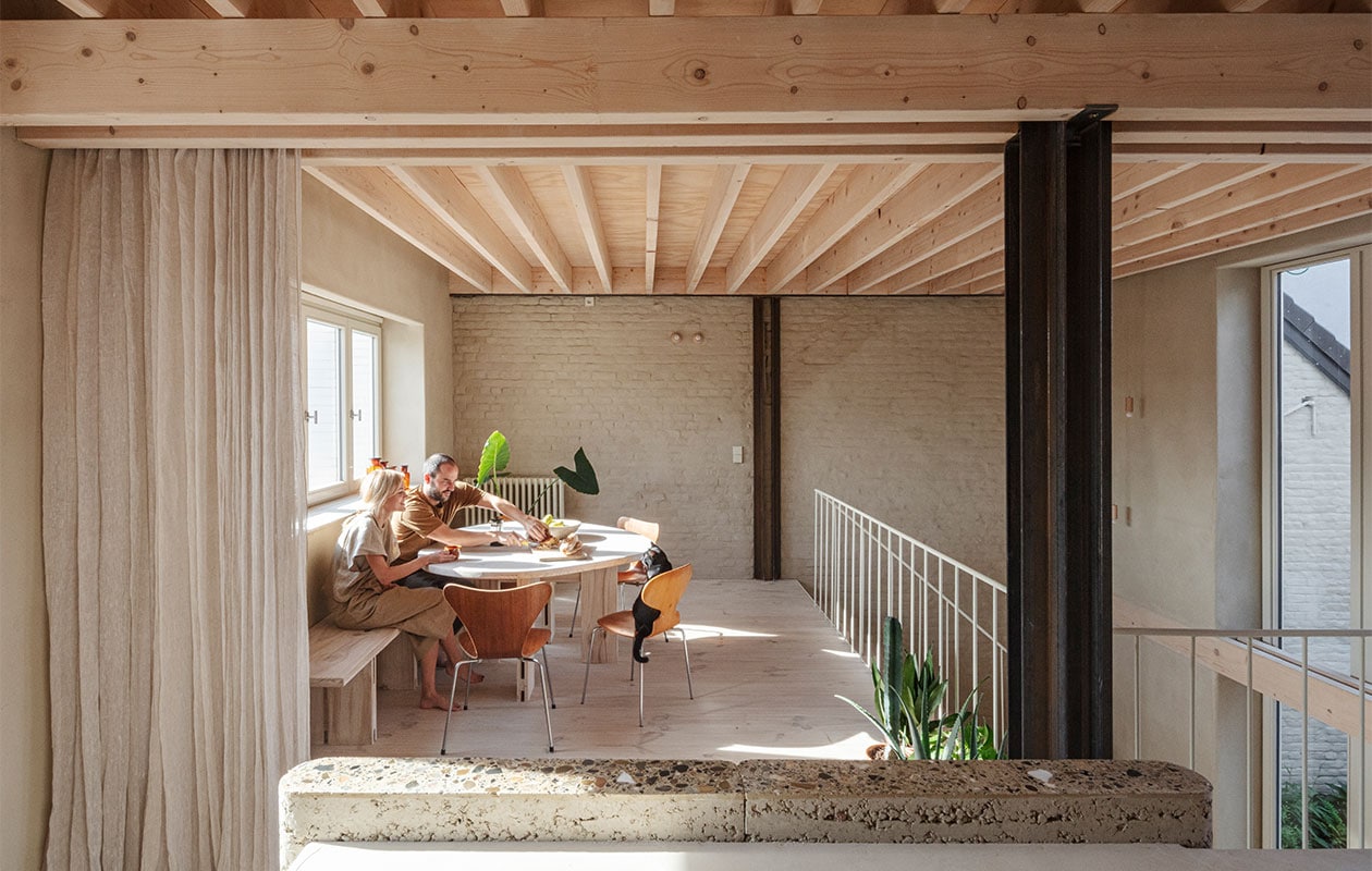 Tweedehands Mier- en Vlinderstoelen van Arne Jacobsen, tafel en bank zelfgemaakt met overgebleven hout van de vloer. De vloeren en plafonds zijn van grenen van Woca en ecologisch verantwoord geloogd zodat het niet verkleurt. Woca gebruikt ook een zeep waarmee de vloeren vuilwerend zijn. Gietijzeren radiator geërfd van Hanne’s oma.