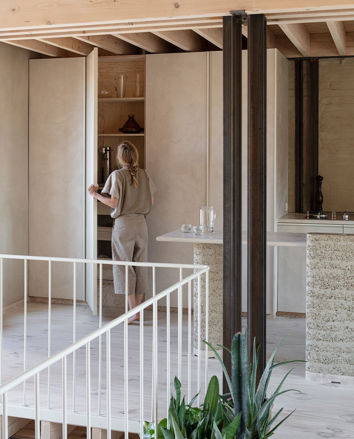 Kookeiland gemaakt met rammed earth, een materiaal van BC Materials, kookplaat Smeg.