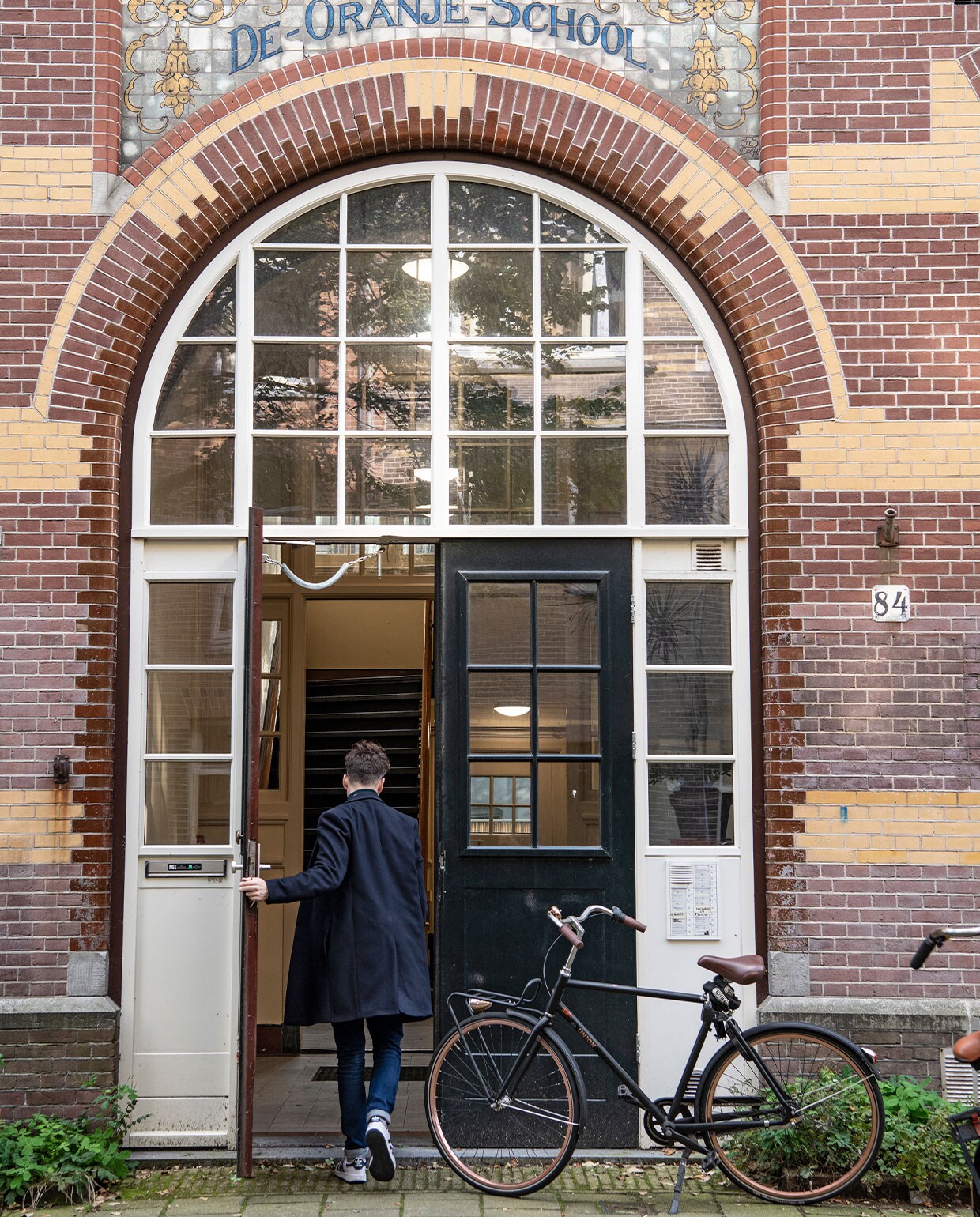 Het pand waarin het atelier van Guy gevestigd is en Guy in zijn appartement.