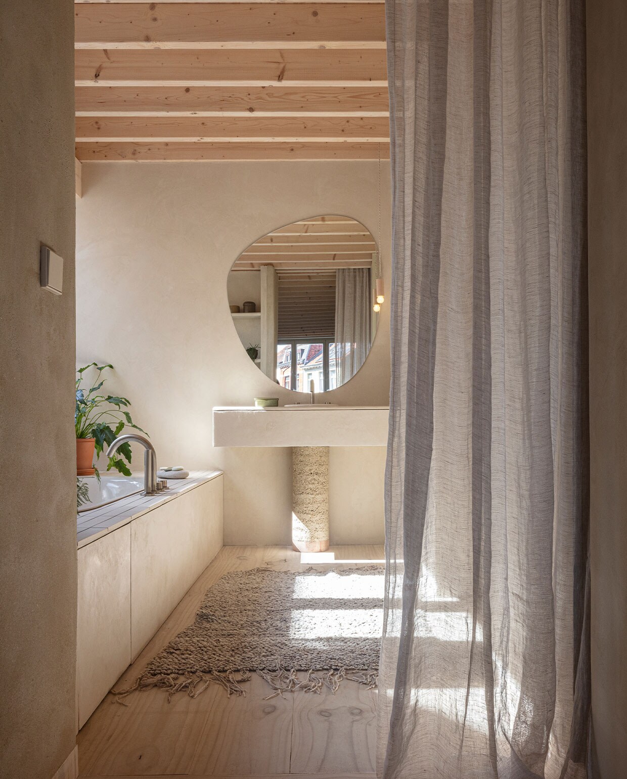 Kranen Crosswater en Wiesbaden. Wasbak Loop &amp; Friends van Villeroy &amp; Boch. Wastafelvoet zelfgemaakt met rammed earth van BC Materials. Spiegel op maat laten snijden. Lamp gemaakt door de vader van Nicolas. Vloerkleed meegenomen uit Marokko.