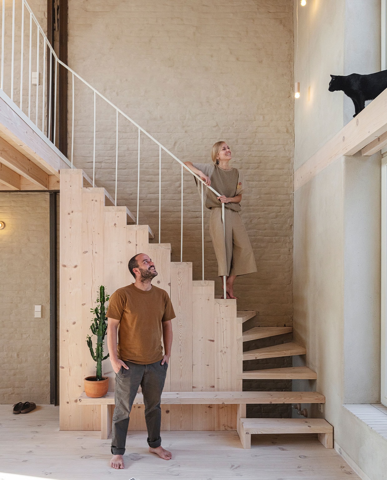 Hanne, Nicolas en kat Tino bij de zelfgebouwde trap van ecologisch geloogd en gezeept grenen van Woca.
