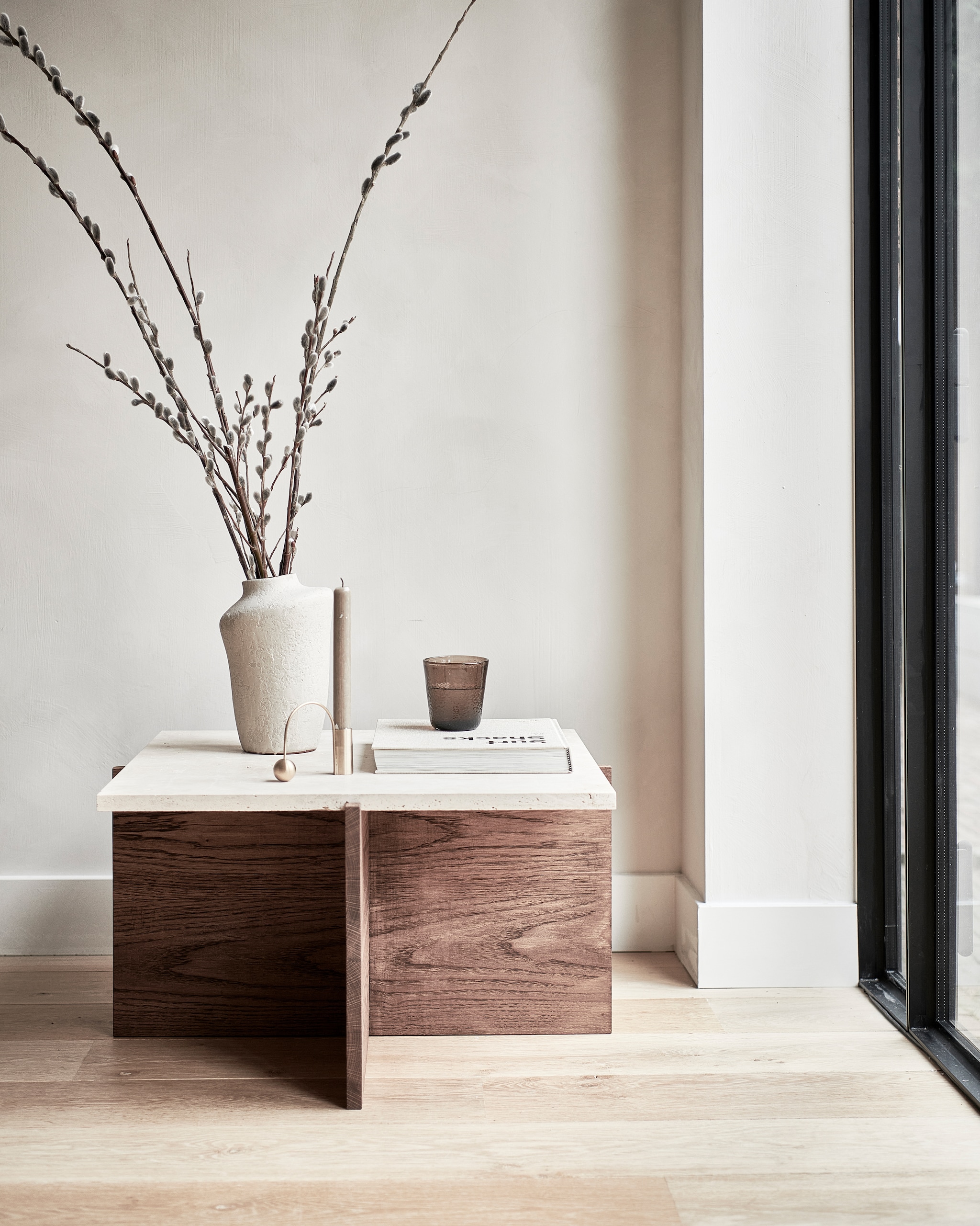 Wolmix vloerkleed van sisal, 160×230 cm € 299,-, glas € 5,99, bruine kussenhoes, 40×60 cm € 39,99, donkerbruine kussenhoes, 30×50 cm € 39,99, beige kussenhoes, 45×45 cm € 39,99 (zarahome.com). Vloerlamp Retro van HKliving € 449,-, kandelaar Balance van Ferm Living € 29,80, beige fauteuil Todd van Pols Potten € 955,- (vtwonen.be). Lantaarn Charlie € 64,95 (casagitane.com). Wandkleed Cayuga, 193×145 cm € 230,- (2222studio.com). Linnen gordijnen set van 2 € 49,99, beige vaas € 29,99 (hm.com).