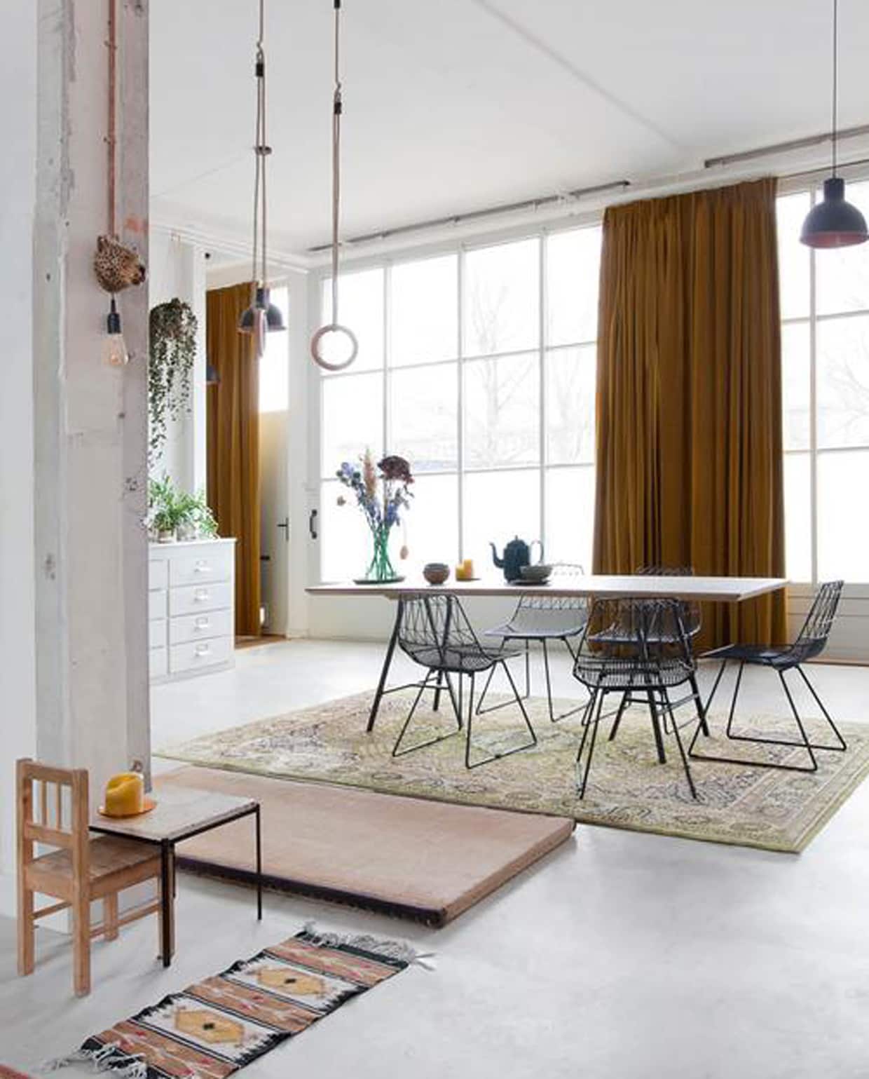 Werkplek van Michiel onder de trap. Oud Gispen-bureau van Karens opa. Leeslamp Artemide. Stoel Vitra. Krantenbak, spiegel en kast vintage. Aan de wand van glazen blokken v.l.n.r.: kunstwerk van Truyen (familiestuk Michiel), tekening van Karen, kunstwerk gekocht in Istanbul.