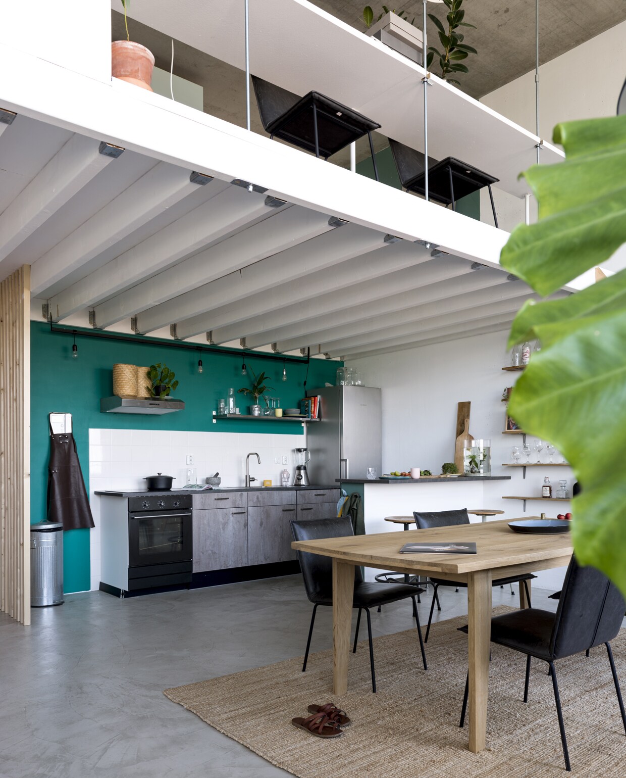 Houten bank met gevlochten zitting, plaid, kussen en plantenmand Pompon Decoration Shop in Waterloo. Kapstok door Sam gemaakt. Overig onbekend.