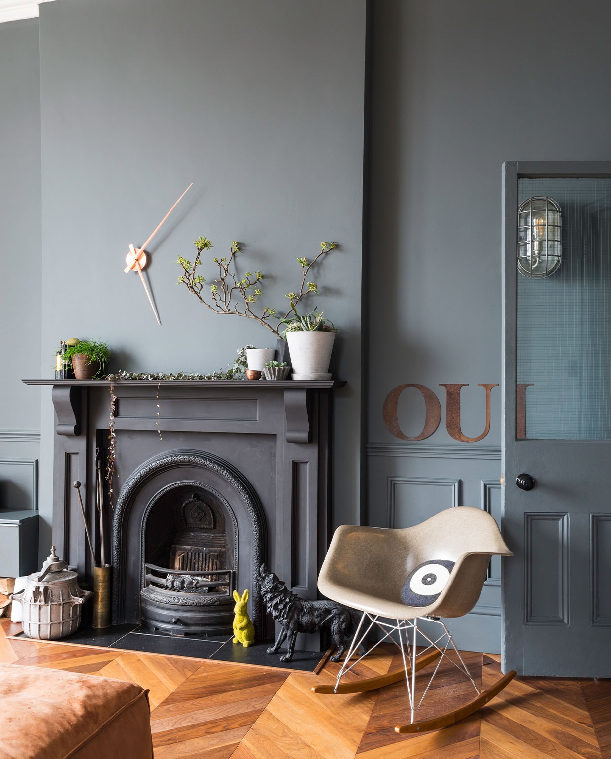 Muurverf Estate Emulsion Down Pipe van Farrow &amp; Ball. Klok Karlsson, konijn Hobbycraft, wolf Seletti. Eames-stoel Vitra. Metalen letters Cachette. Wandlamp Trainspotters. Vloer Hicraft. Overig onbekend.