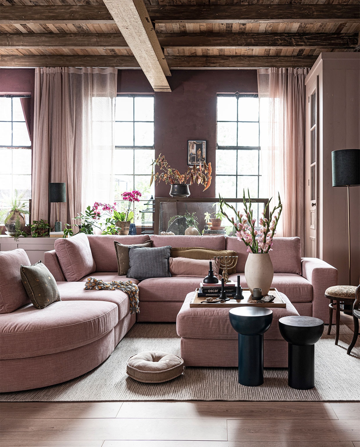 styling met de vtwonen collectie: Vloer EVC . Elementenbank Family in roze Hocker Family en dienblad Family. Bijzettafels. Wollen vloerkleed Nature Cord in ecru melé. Kussen Dot Round, kussen Dot Square en kussen Carve. Tafellamp Marble in groen, voet en kap en vloerlamp Marble in groen, voet en kap. Transparante gordijnen op maat in stof Weave en kleur 2713 Vaas en kast (com-anders.nl) Overig privébezit.