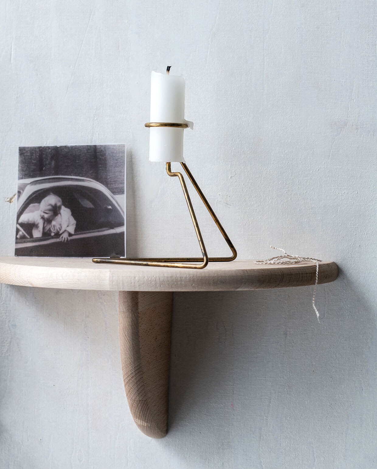 Messing kandelaar van Moebe € 19,95. Messing wandplank, 18x10x5 cm (bxdxh) € 45. Borduurring, 7,5 cm (Ø) € 3,50.