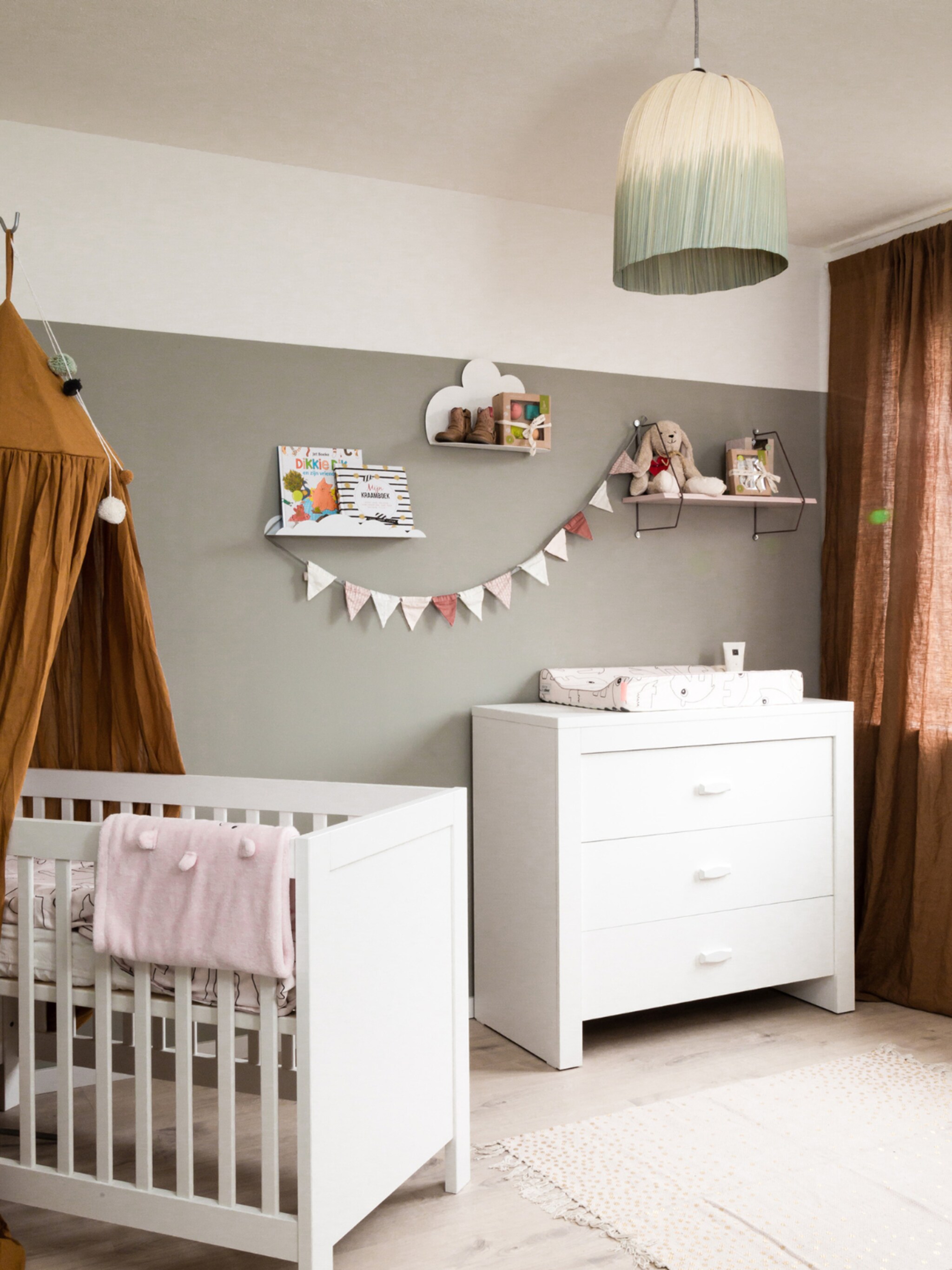zo maak je van een wandplank het pronkstok van de babykamer