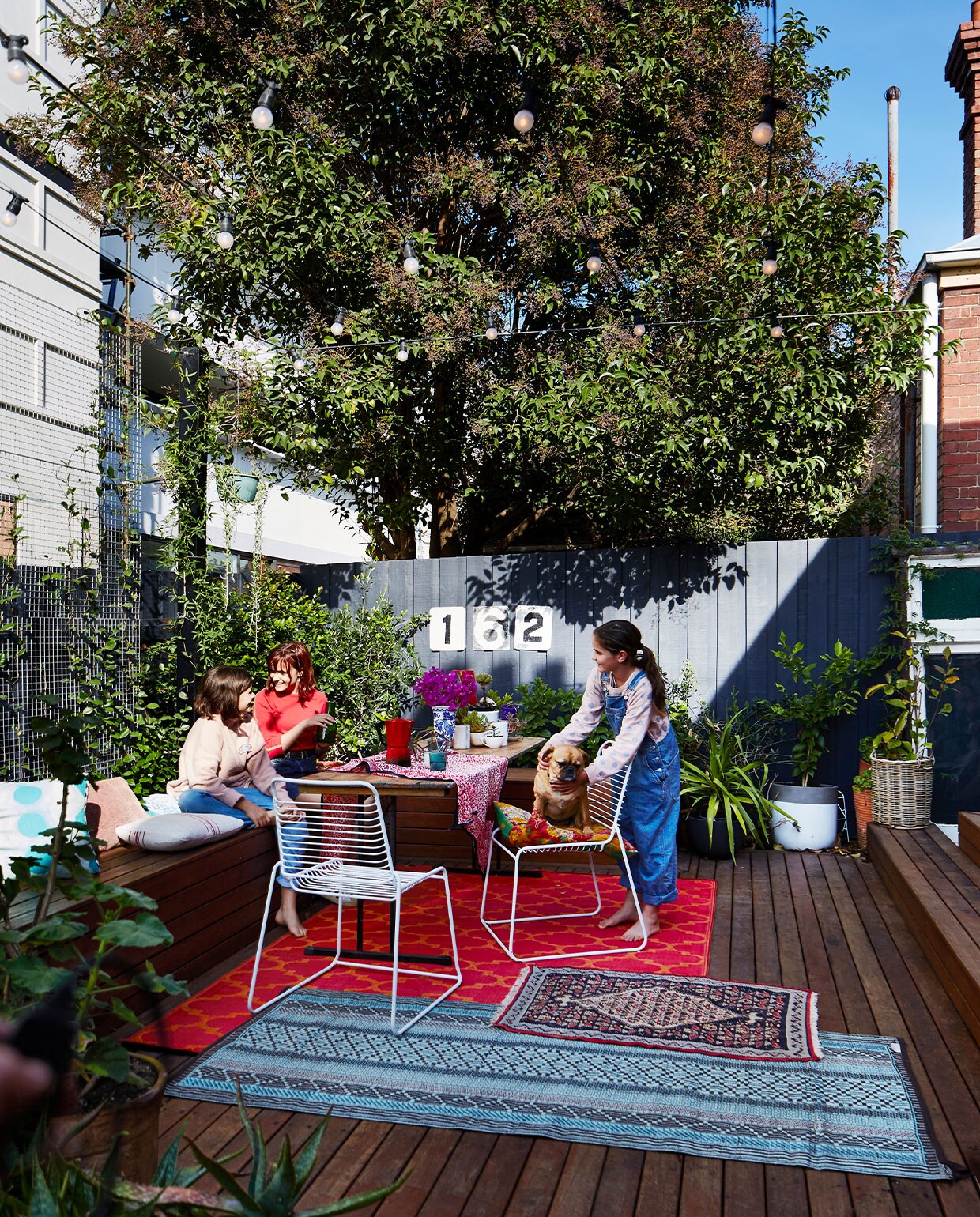 Buitenlichtsnoeren Luxform. Vergelijkbare tuinstoelen via vtwonen. Outdoor kelims en perzen Interliving, Rozenkelim. Overig onbekend.