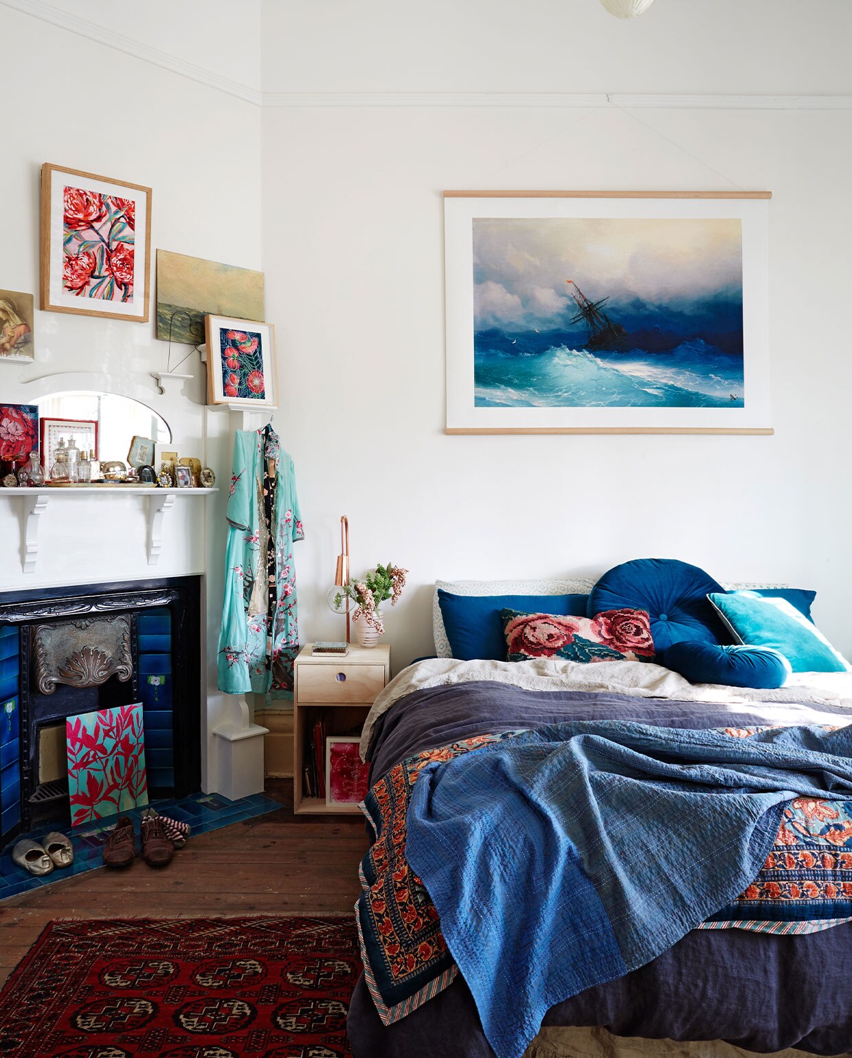 Indiase plaid Earth Tribe, rozenkussen Scarlett Jones. Nachtkastje Like Butter. Kunst Paula Mills. Overig vintage of onbekend.