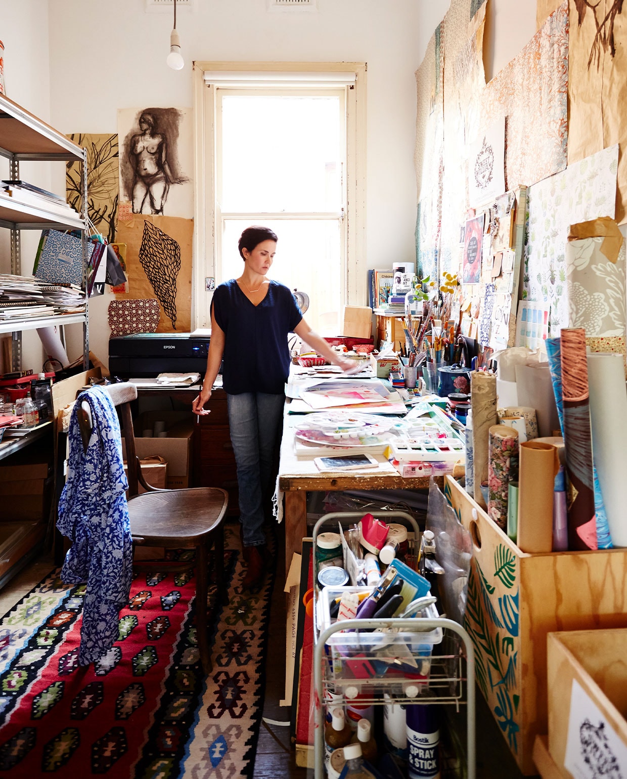 Paula in haar atelier, omringd door eigen werk.