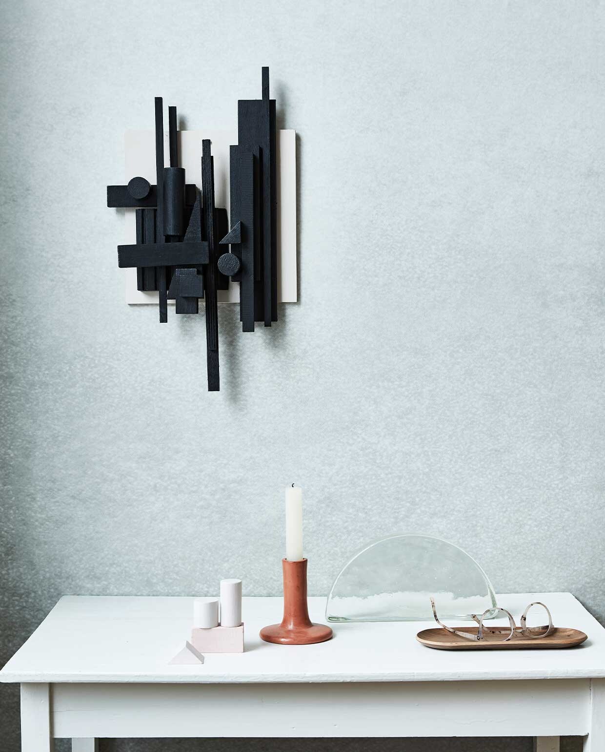 Behang Degrade uit de vtwonen collectie (vtwonen.nl). Object van glas, langwerpig bord (hkliving.nl). Bril (sostrenegrene.com). Overig privébezit.