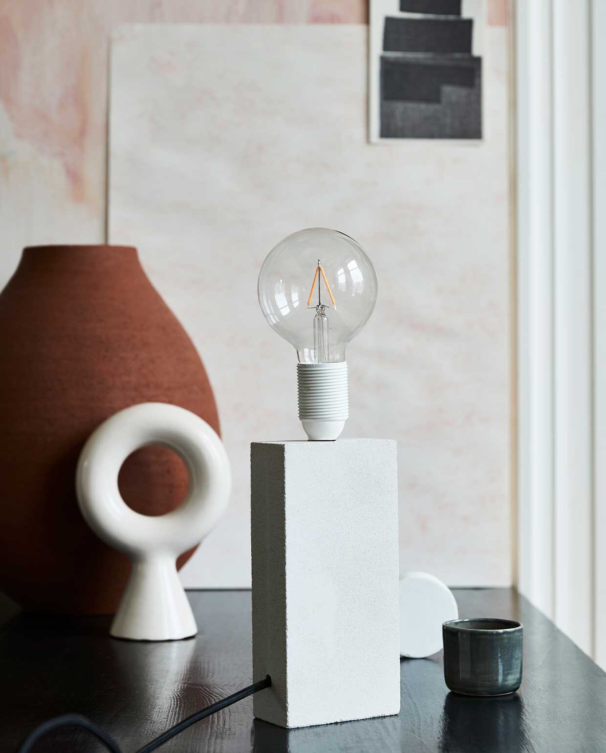 Wit object (hkliving.nl). Grijze mok (bymolle.com). Kaart bovenin beeld (sukha.nl). Overig privébezit.