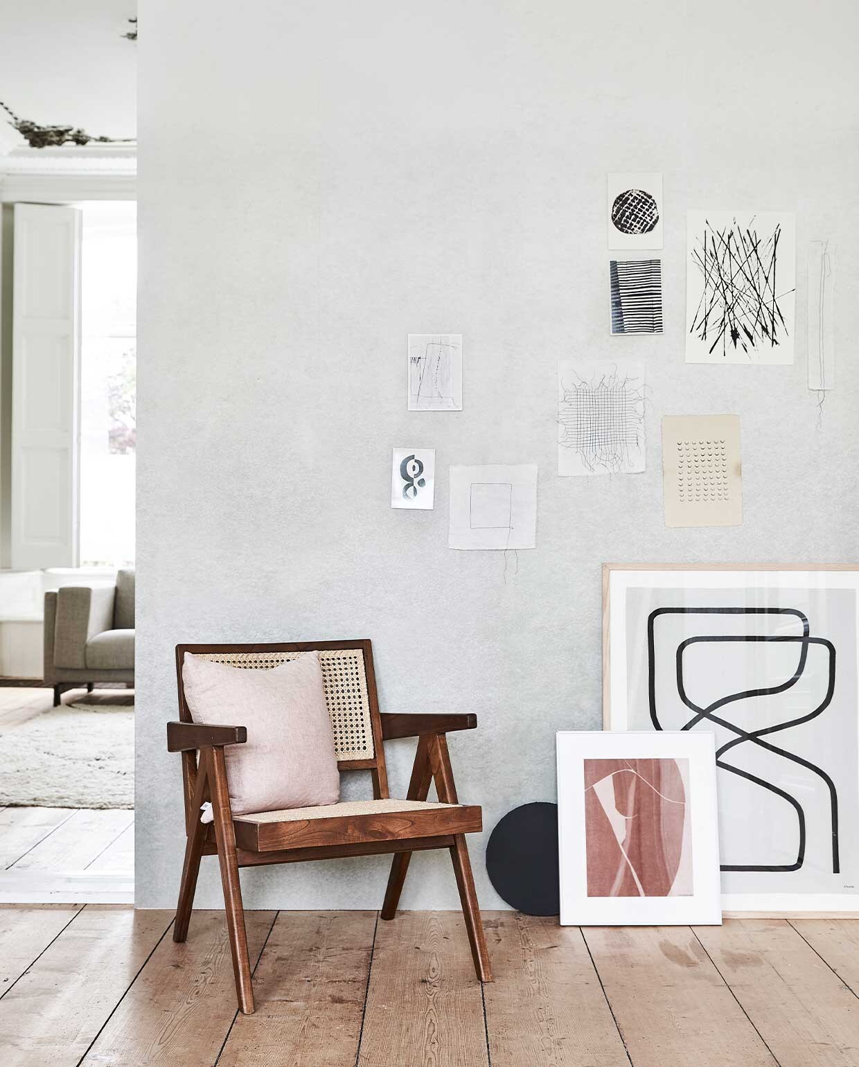 Fauteuil (casagitane.com). Kussen (bymolle.com). Artwork Tiny Stories (hkliving.nl). Kaarten aan de wand A5 formaat (sukha.nl). Overig privébezit.