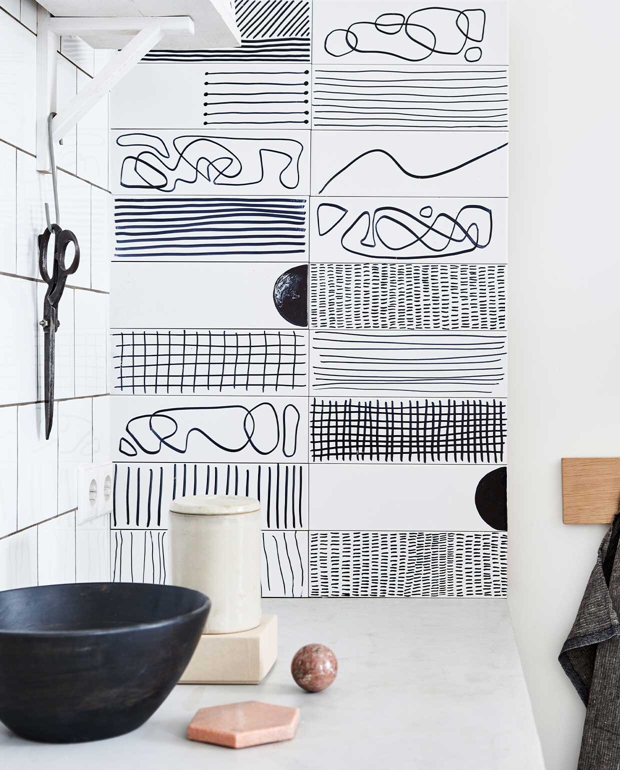 Houten kom (bepurehome.com). Theedoek (bymolle.com). Plank, plankdragers (ikea.nl). Vaatdoekje van Mette Handberg (studione9en.nl). Overig privébezit.
