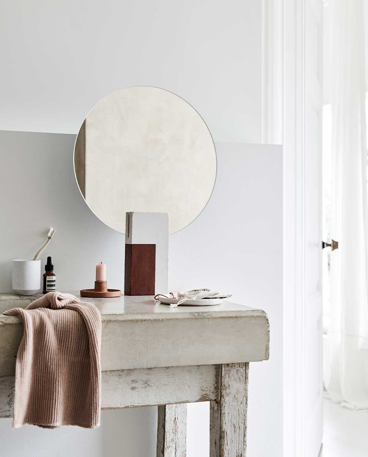 Beker van wit porselein (hkliving.nl). Doek van geweven katoen (sostrenegrene.com). Kandelaar van terracotta (zusss.nl). Bordje wit (loods5.nl). Face oil (aesop.com). Overig privébezit.