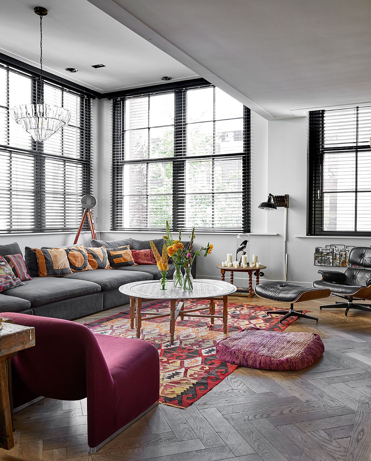 Houten bank met gevlochten zitting, plaid, kussen en plantenmand Pompon Decoration Shop in Waterloo. Kapstok door Sam gemaakt. Overig onbekend.