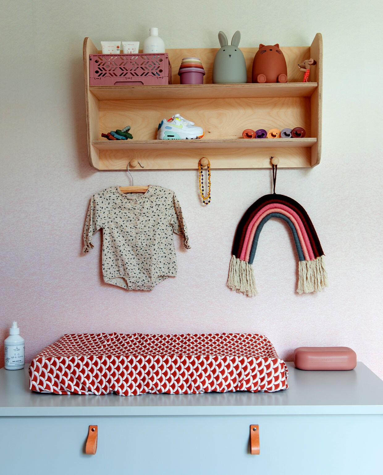 Behang Sandberg Wallpaper en dieren Liewood via Little Dreamers. Commode Kidsmill. Wandrek Firma Zoethout. Regenboog Kwantum. Stapeltoren Mushie. Overig onbekend.